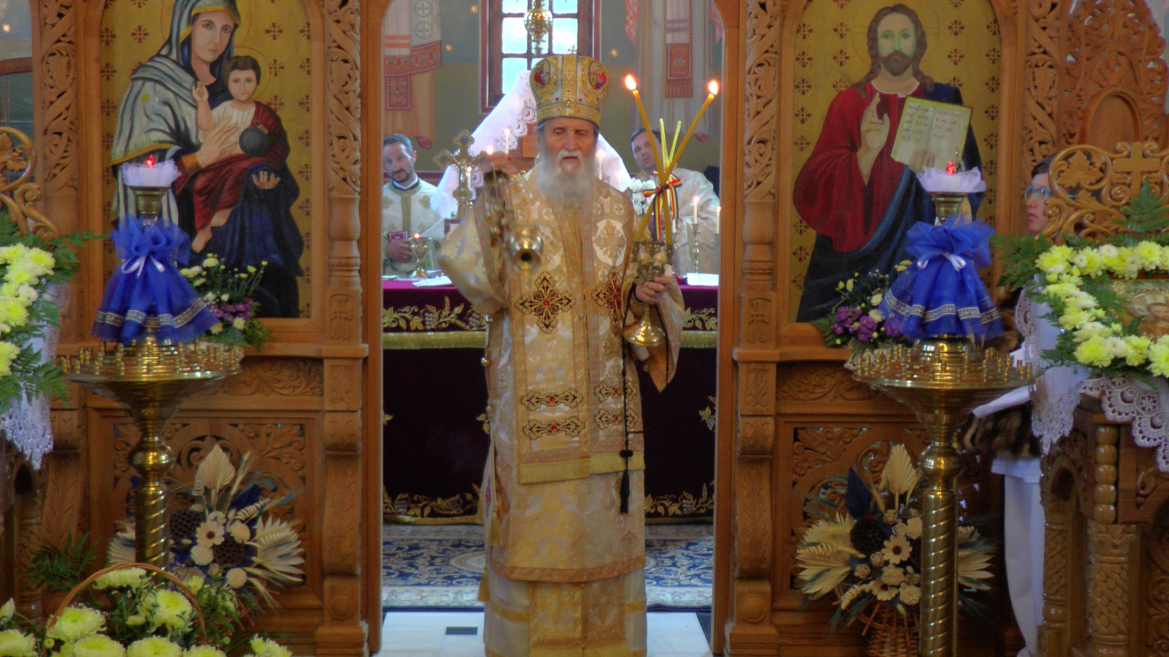 Liturghii arhiereşti la Mănăstirea Groşi şi Parohia Botuş