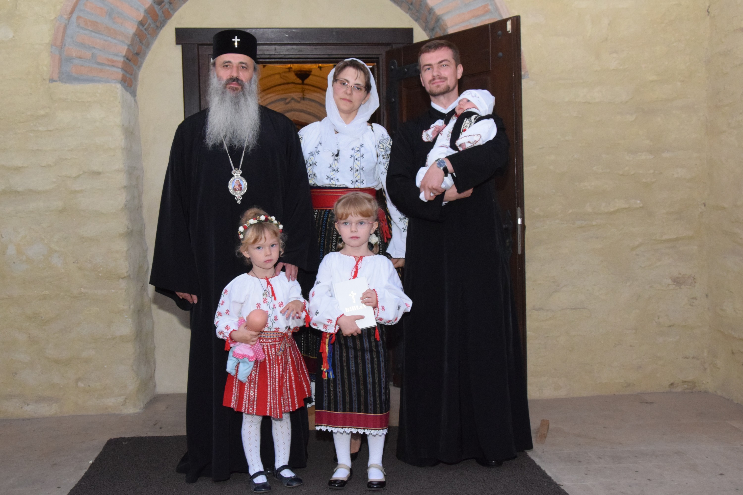 Slujba de încreștinare a pruncului Dimitrie Rusu, oficiată de IPS Mitropolit Teofan Slujba de încreștinare a pruncului Dimitrie Rusu, oficiată de IPS Mitropolit Teofan