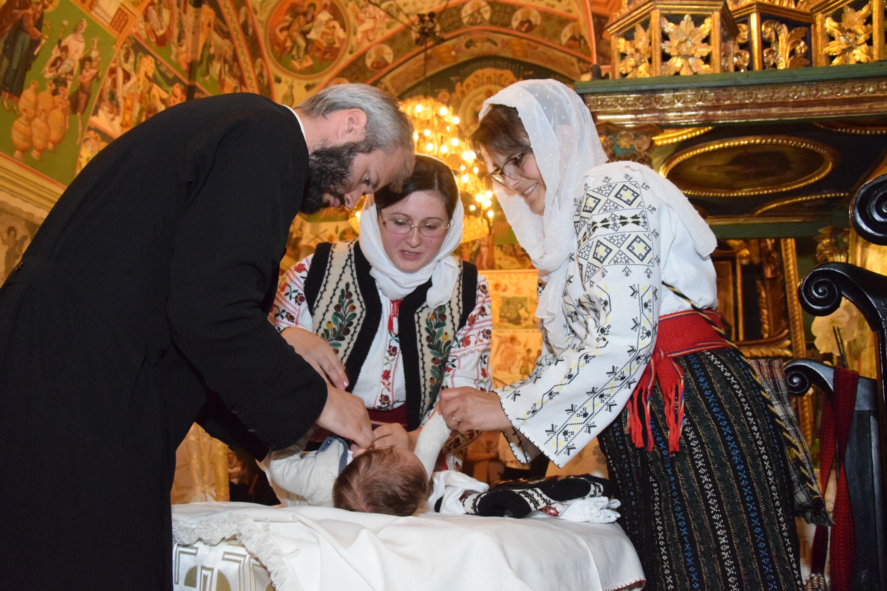 Slujba de încreștinare a pruncului Dimitrie Rusu, oficiată de IPS Mitropolit Teofan Slujba de încreștinare a pruncului Dimitrie Rusu, oficiată de IPS Mitropolit Teofan