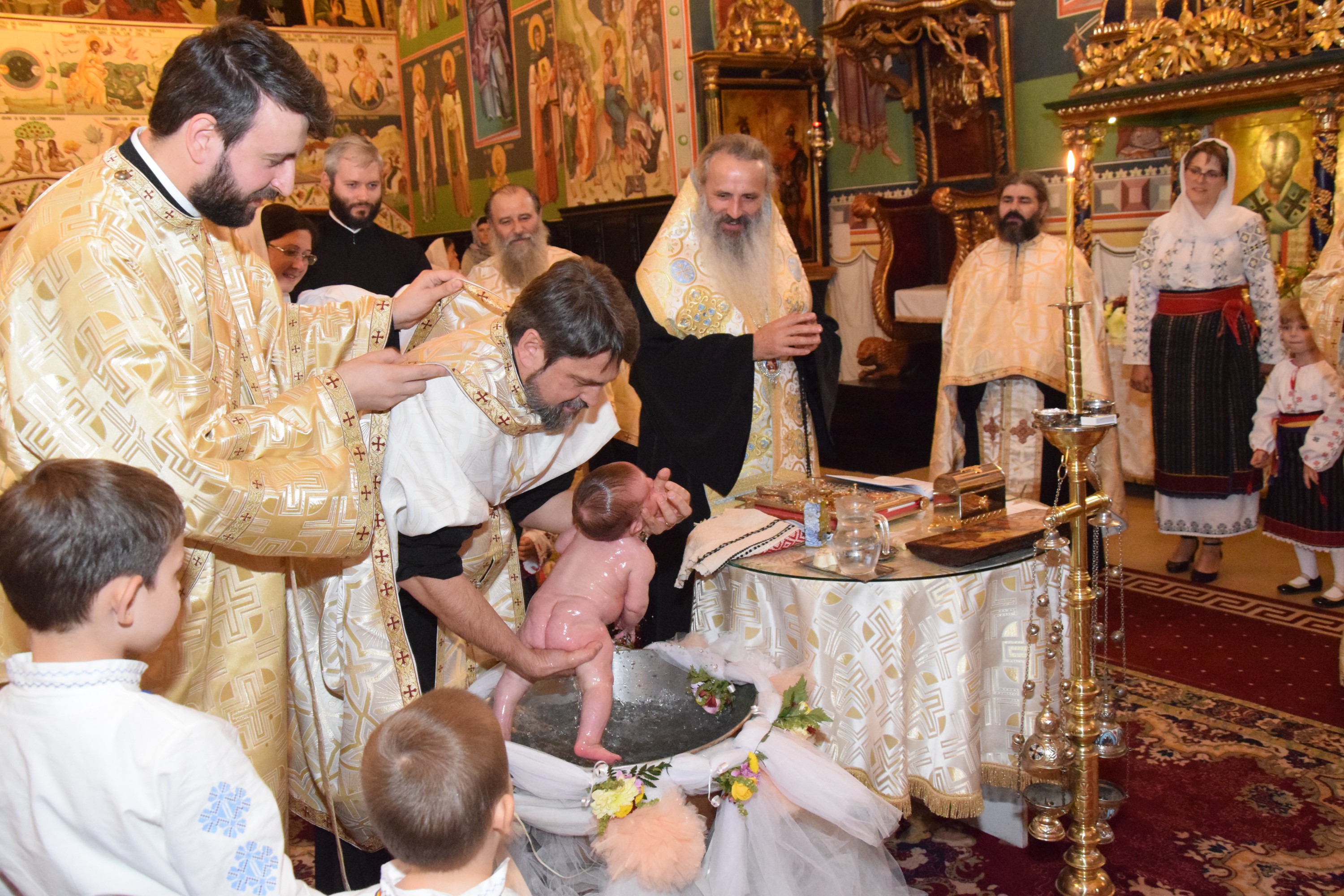 Slujba de încreștinare a pruncului Dimitrie Rusu, oficiată de IPS Mitropolit Teofan Slujba de încreștinare a pruncului Dimitrie Rusu, oficiată de IPS Mitropolit Teofan