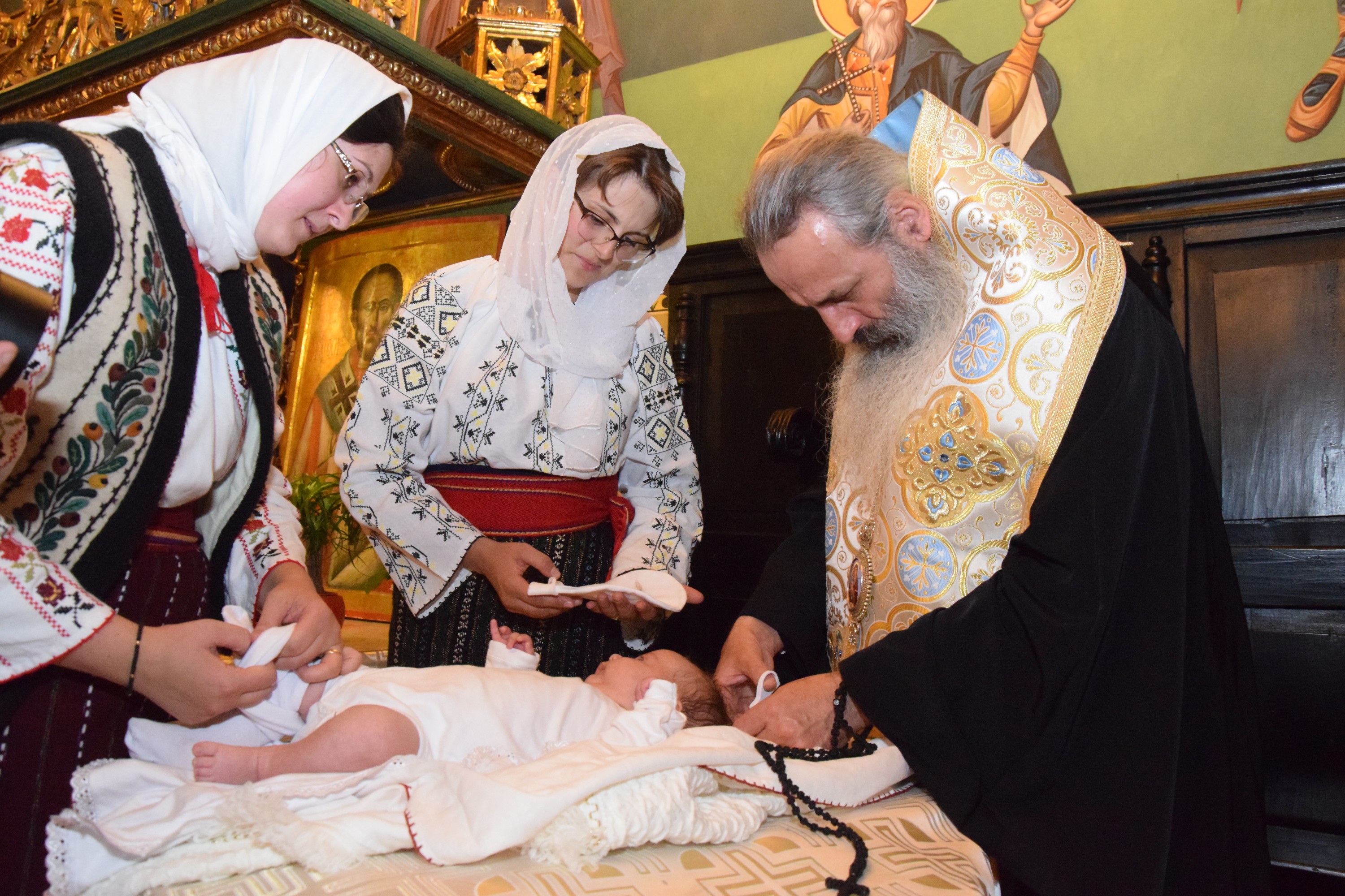 Slujba de încreștinare a pruncului Dimitrie Rusu, oficiată de IPS Mitropolit Teofan Slujba de încreștinare a pruncului Dimitrie Rusu, oficiată de IPS Mitropolit Teofan