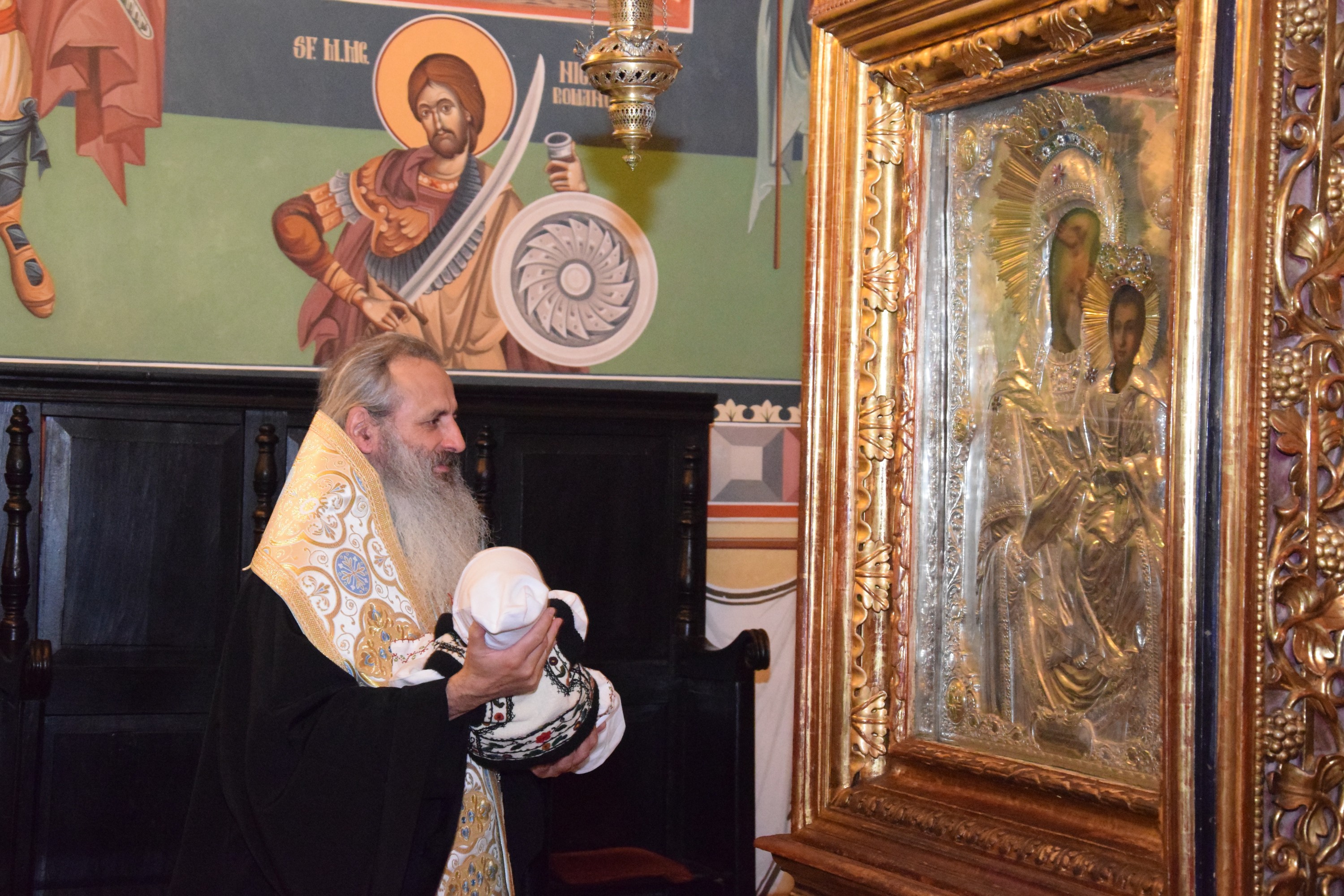 Slujba de încreștinare a pruncului Dimitrie Rusu, oficiată de IPS Mitropolit Teofan Slujba de încreștinare a pruncului Dimitrie Rusu, oficiată de IPS Mitropolit Teofan