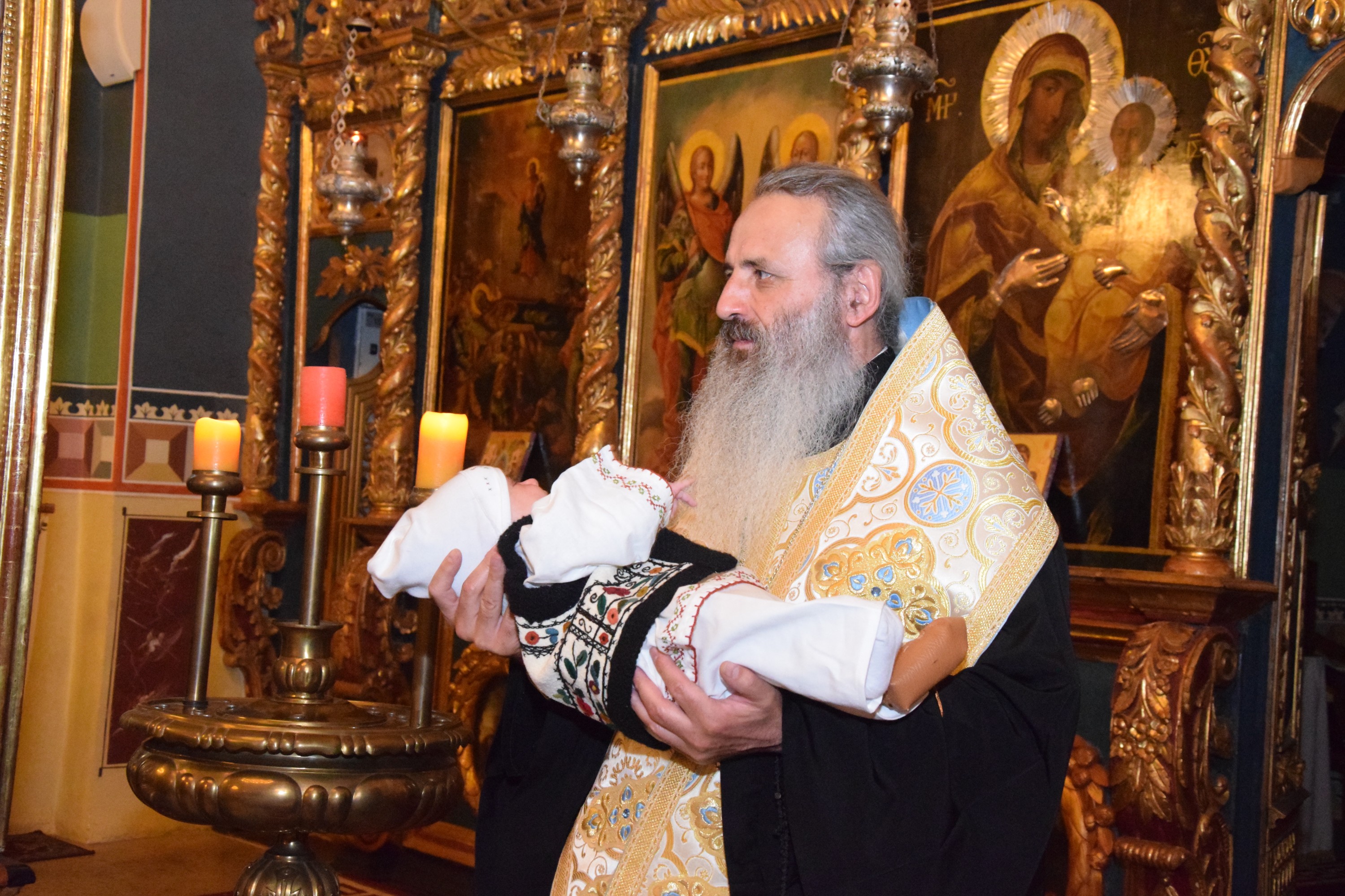 Slujba de încreștinare a pruncului Dimitrie Rusu, oficiată de IPS Mitropolit Teofan Slujba de încreștinare a pruncului Dimitrie Rusu, oficiată de IPS Mitropolit Teofan