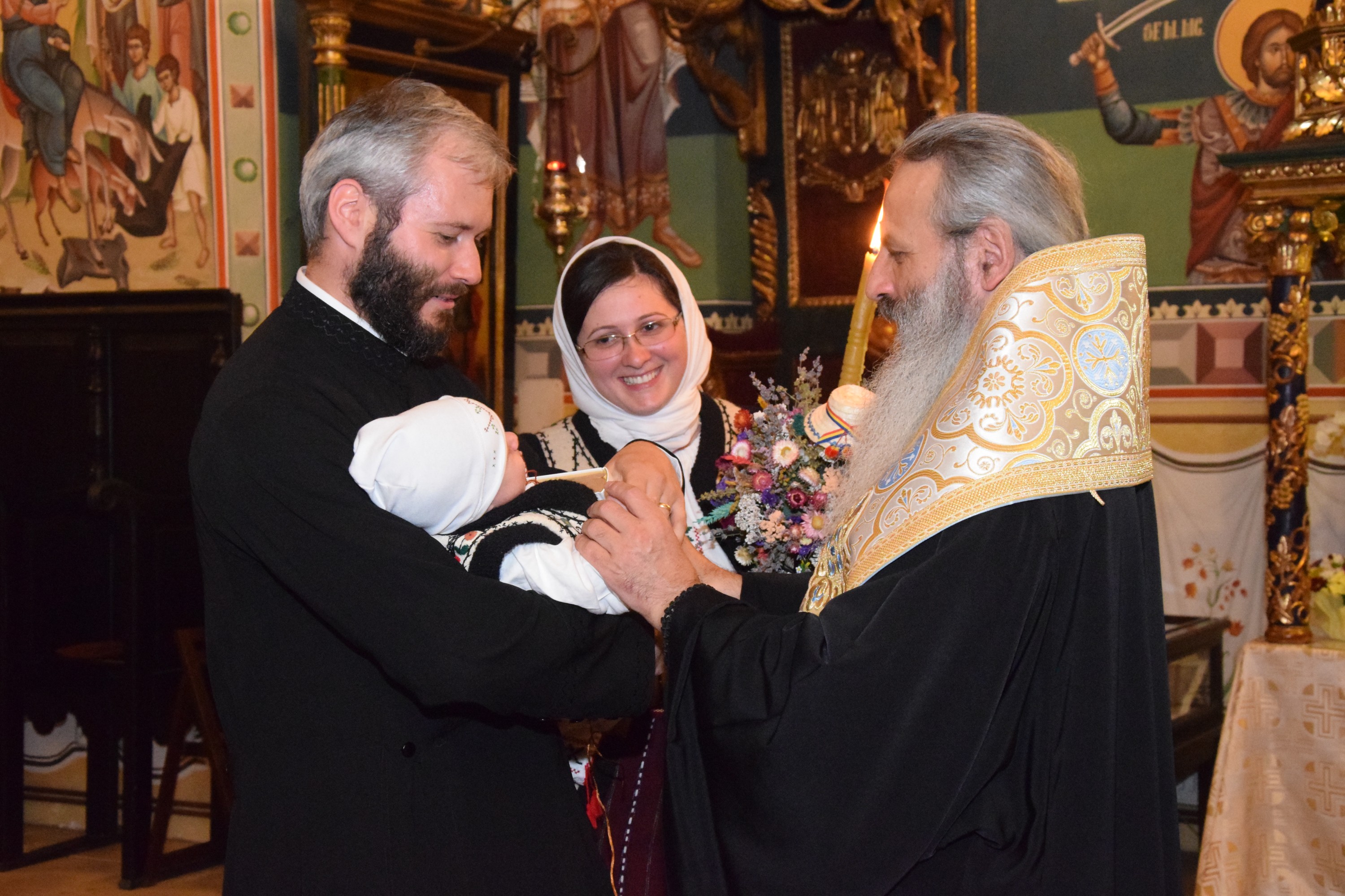 Slujba de încreștinare a pruncului Dimitrie Rusu, oficiată de IPS Mitropolit Teofan Slujba de încreștinare a pruncului Dimitrie Rusu, oficiată de IPS Mitropolit Teofan