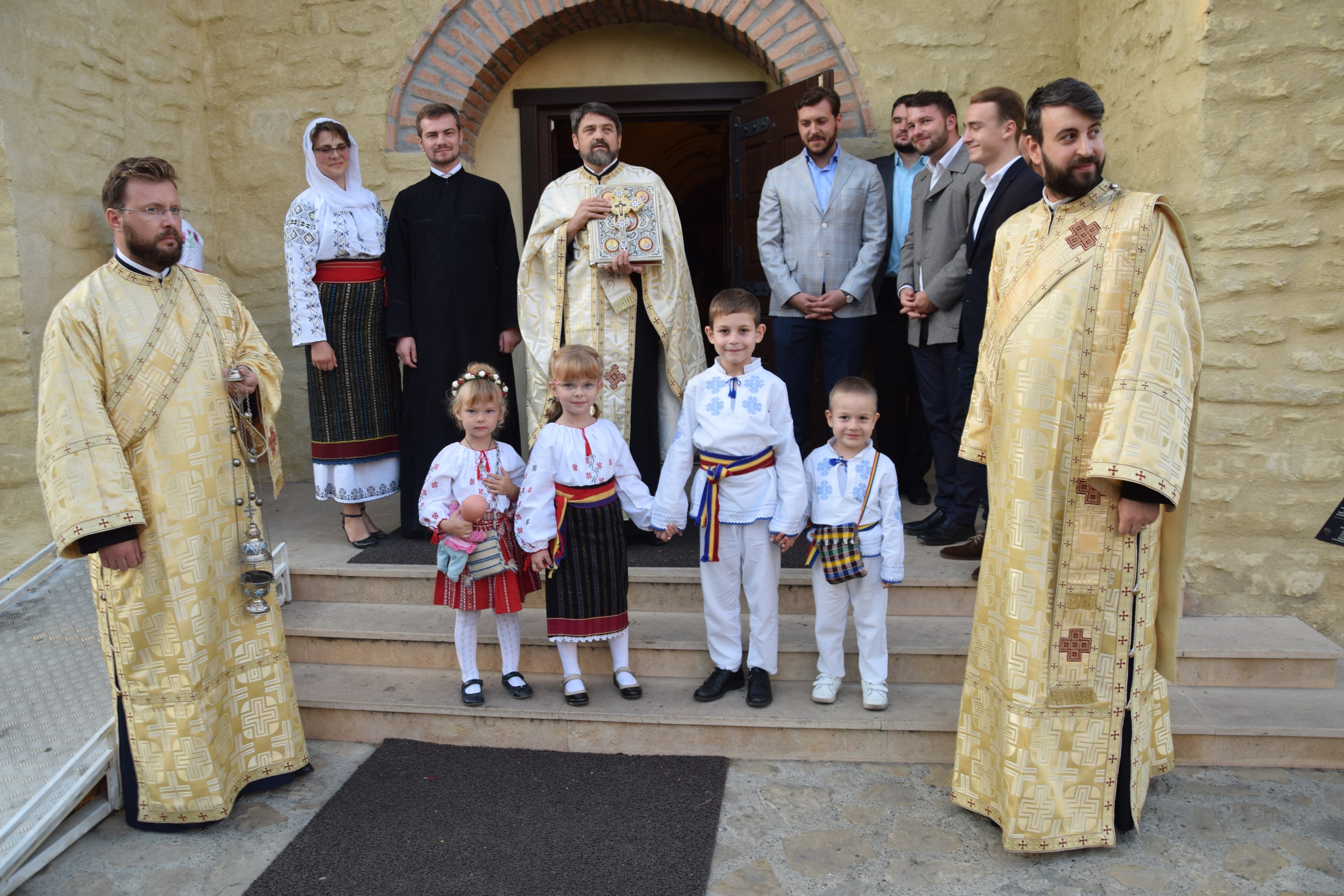 Slujba de încreștinare a pruncului Dimitrie Rusu, oficiată de IPS Mitropolit Teofan Slujba de încreștinare a pruncului Dimitrie Rusu, oficiată de IPS Mitropolit Teofan