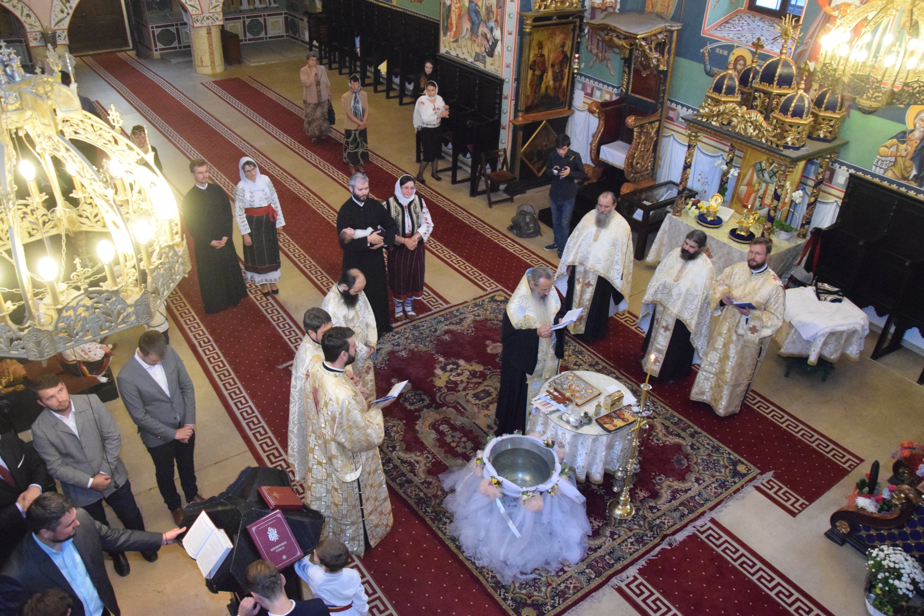 Slujba de încreștinare a pruncului Dimitrie Rusu, oficiată de IPS Mitropolit Teofan Slujba de încreștinare a pruncului Dimitrie Rusu, oficiată de IPS Mitropolit Teofan