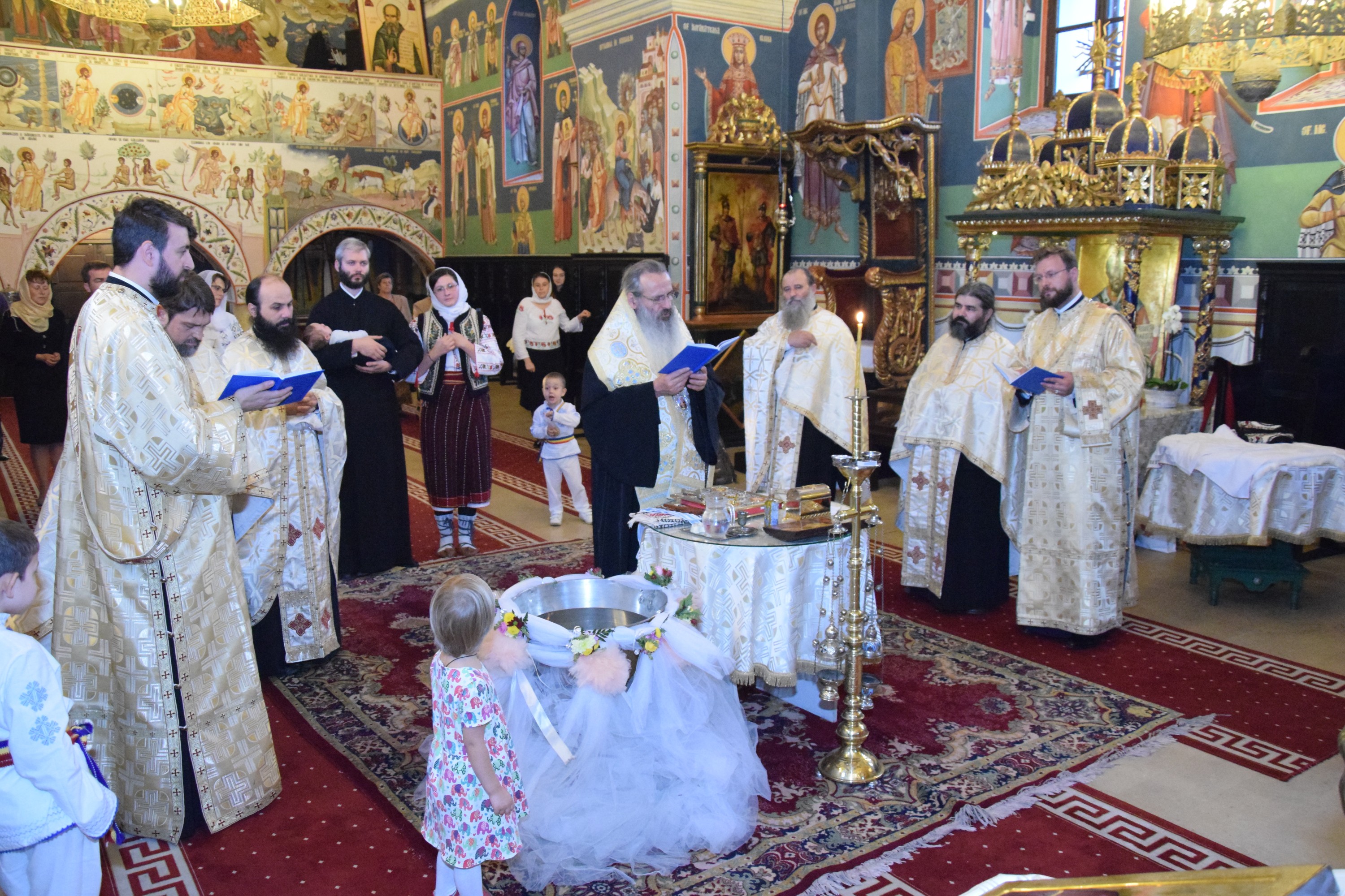 Slujba de încreștinare a pruncului Dimitrie Rusu, oficiată de IPS Mitropolit Teofan Slujba de încreștinare a pruncului Dimitrie Rusu, oficiată de IPS Mitropolit Teofan