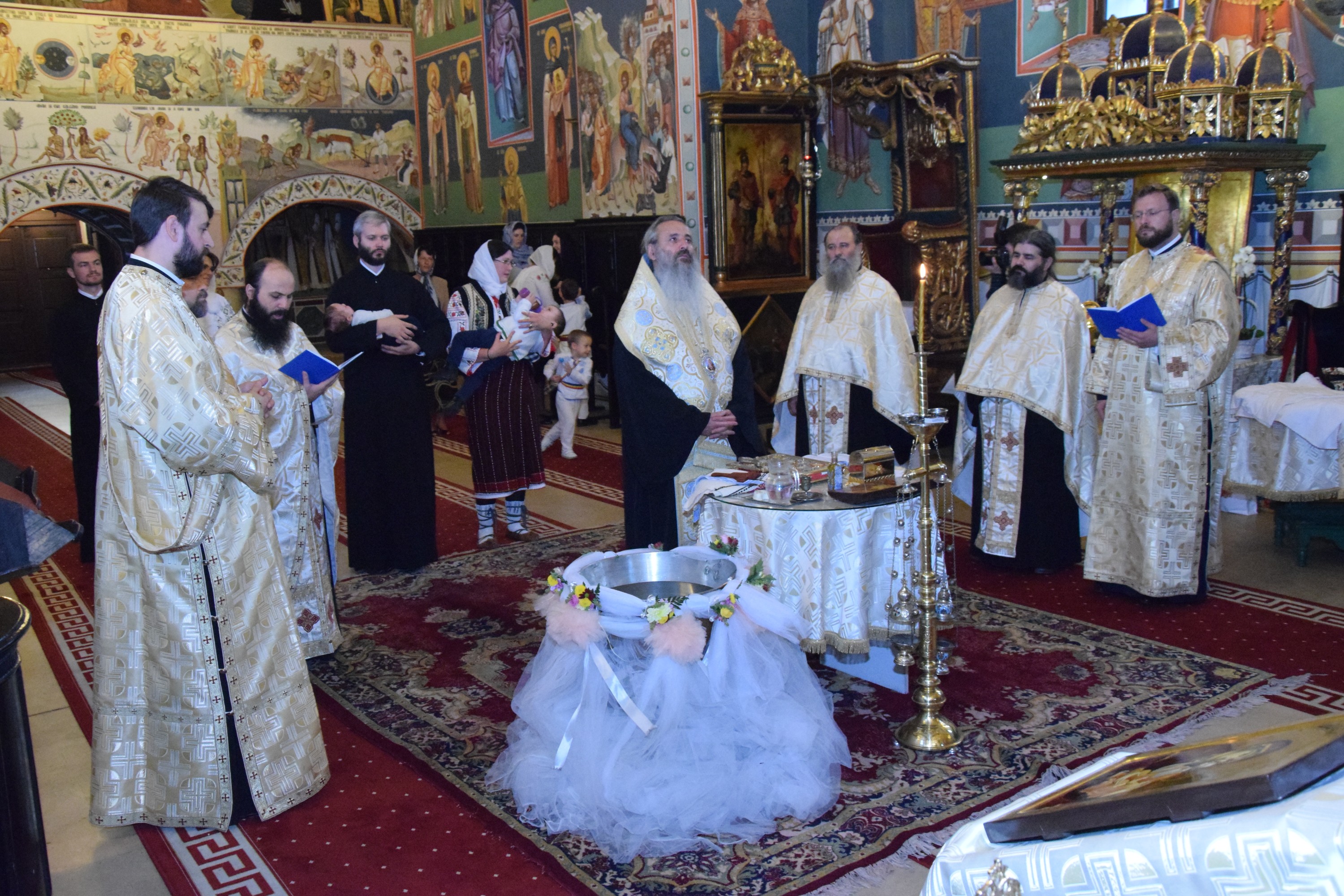 Slujba de încreștinare a pruncului Dimitrie Rusu, oficiată de IPS Mitropolit Teofan Slujba de încreștinare a pruncului Dimitrie Rusu, oficiată de IPS Mitropolit Teofan