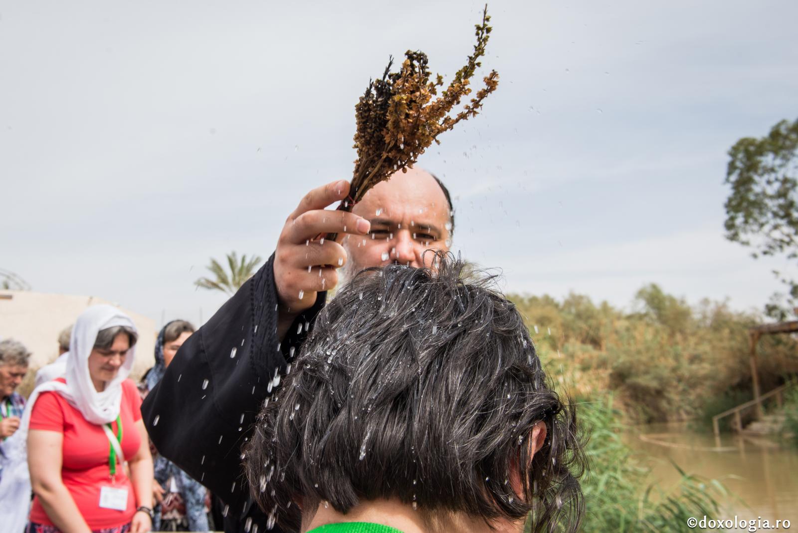 preot stropind cu aghiasmă