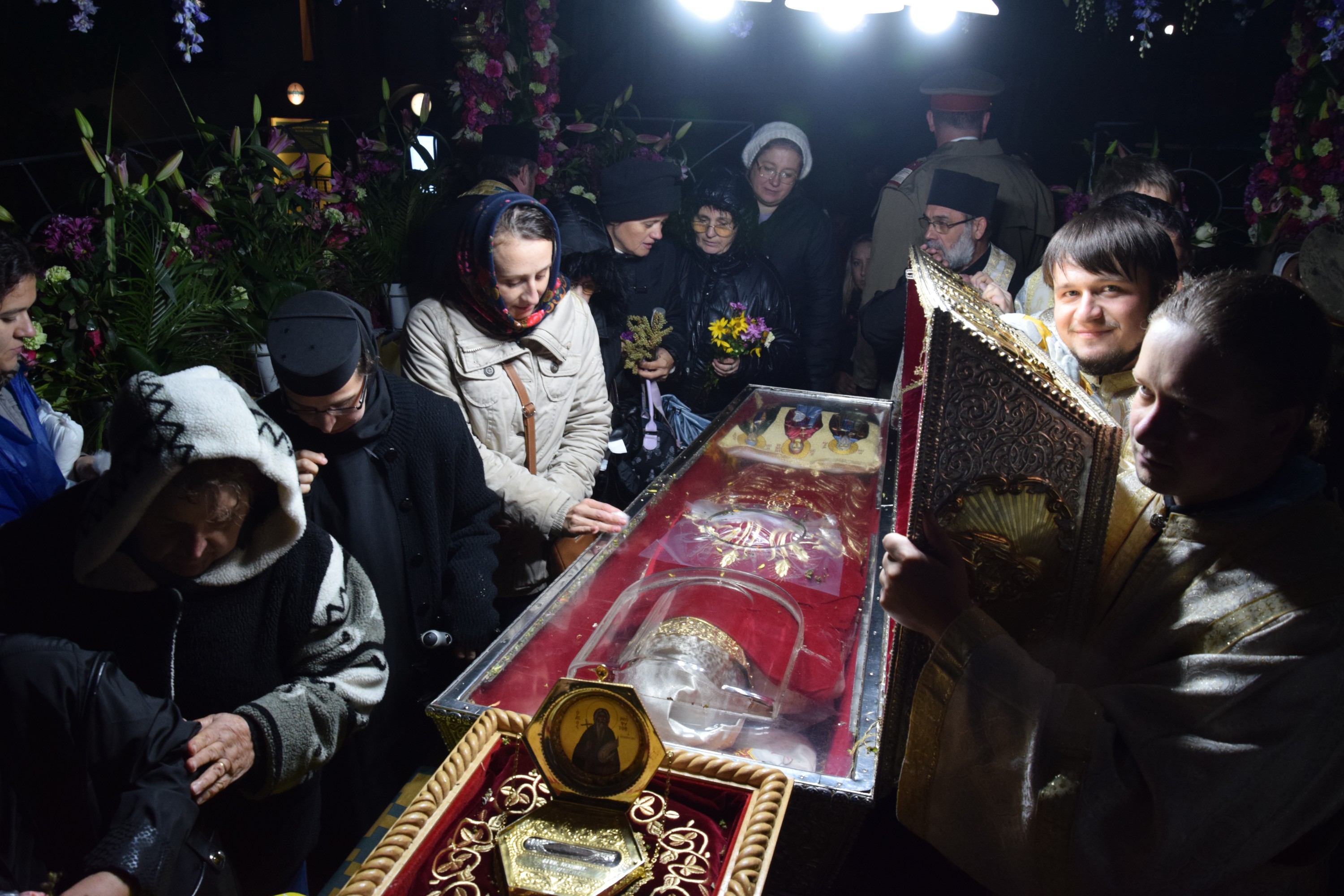 Prin frig și ploaie: pelerini din toată țara au străbătut „Calea Sfinților”