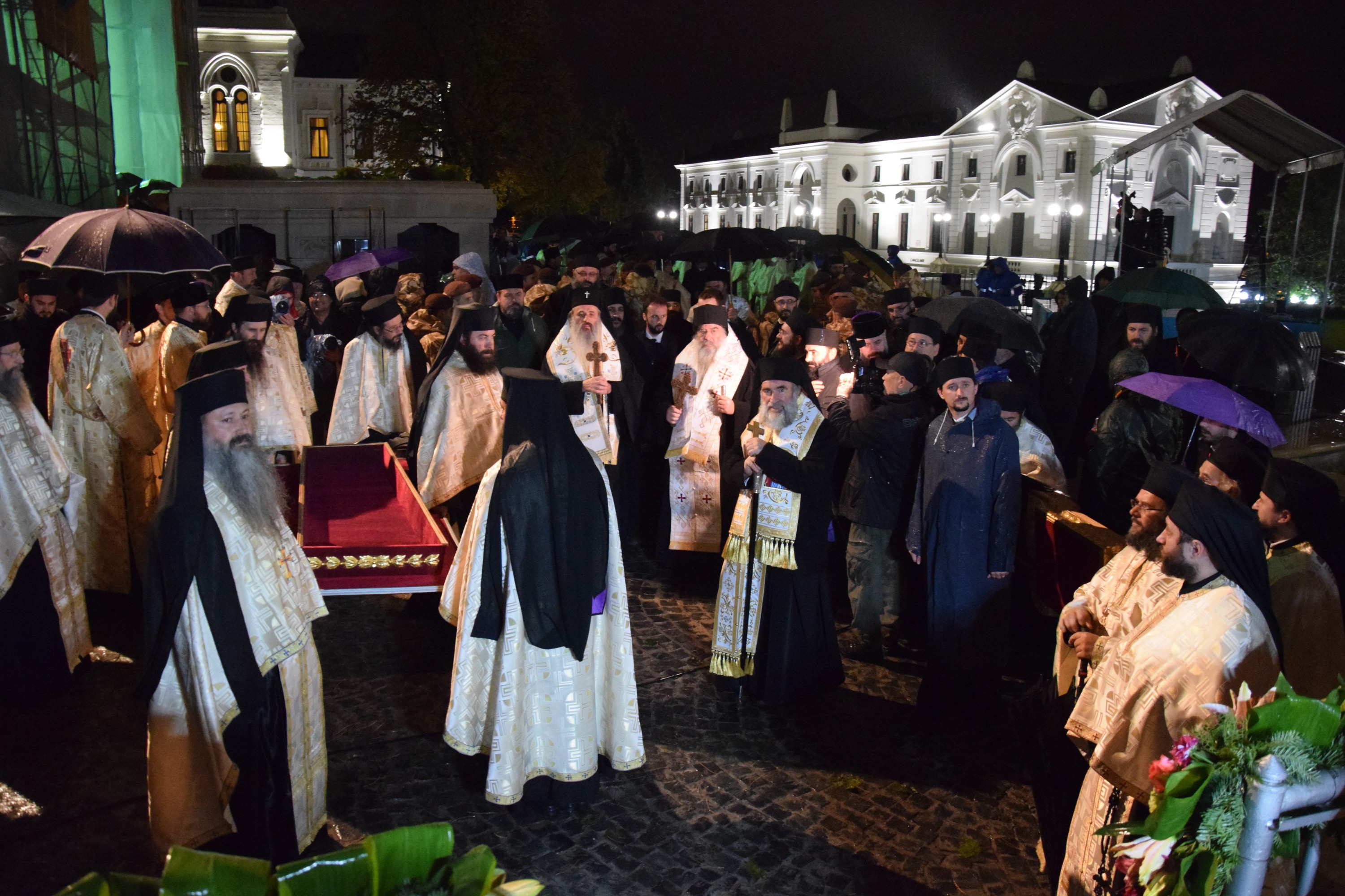Prin frig și ploaie: pelerini din toată țara au străbătut „Calea Sfinților”