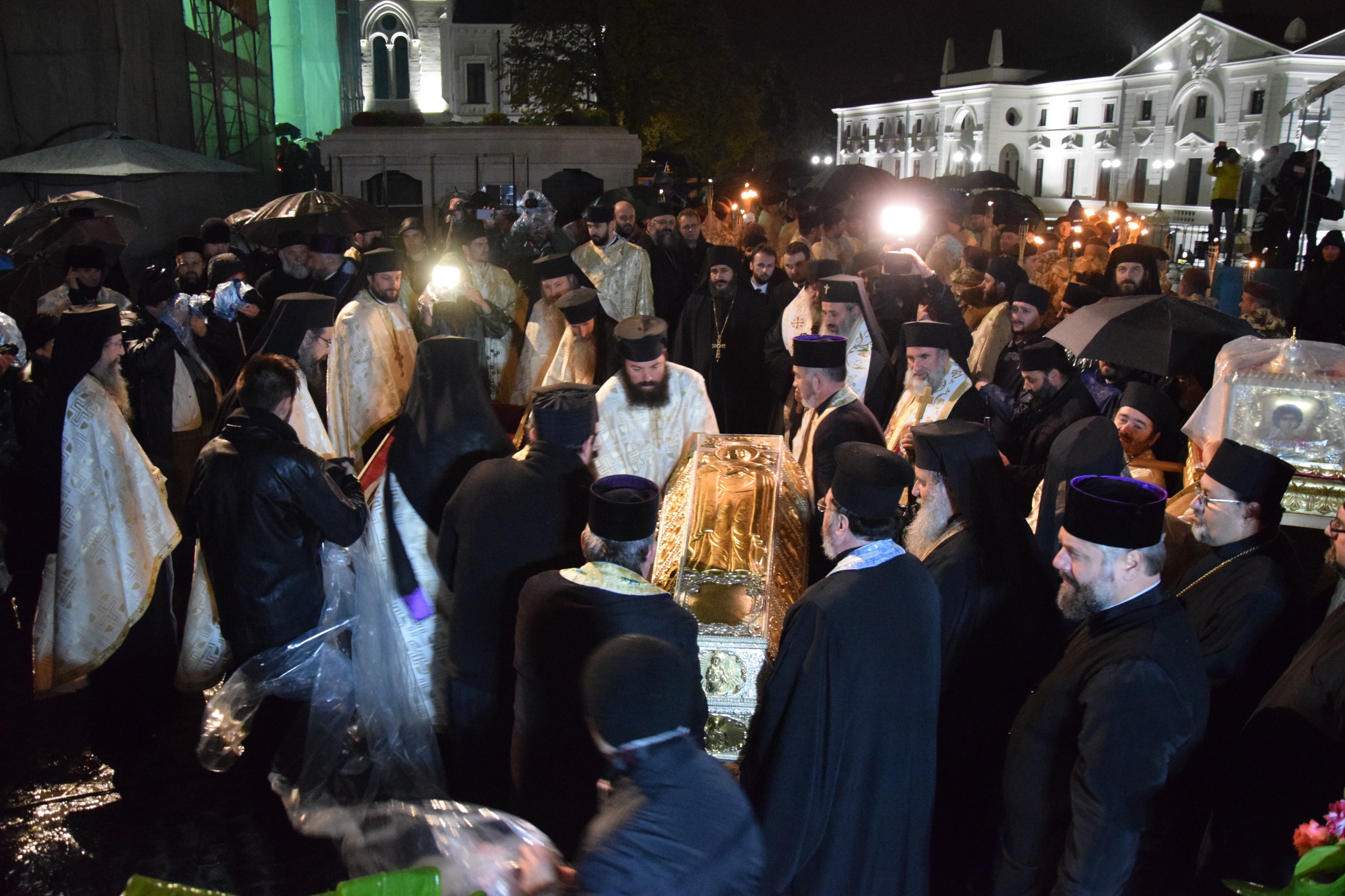 Prin frig și ploaie: pelerini din toată țara au străbătut „Calea Sfinților”