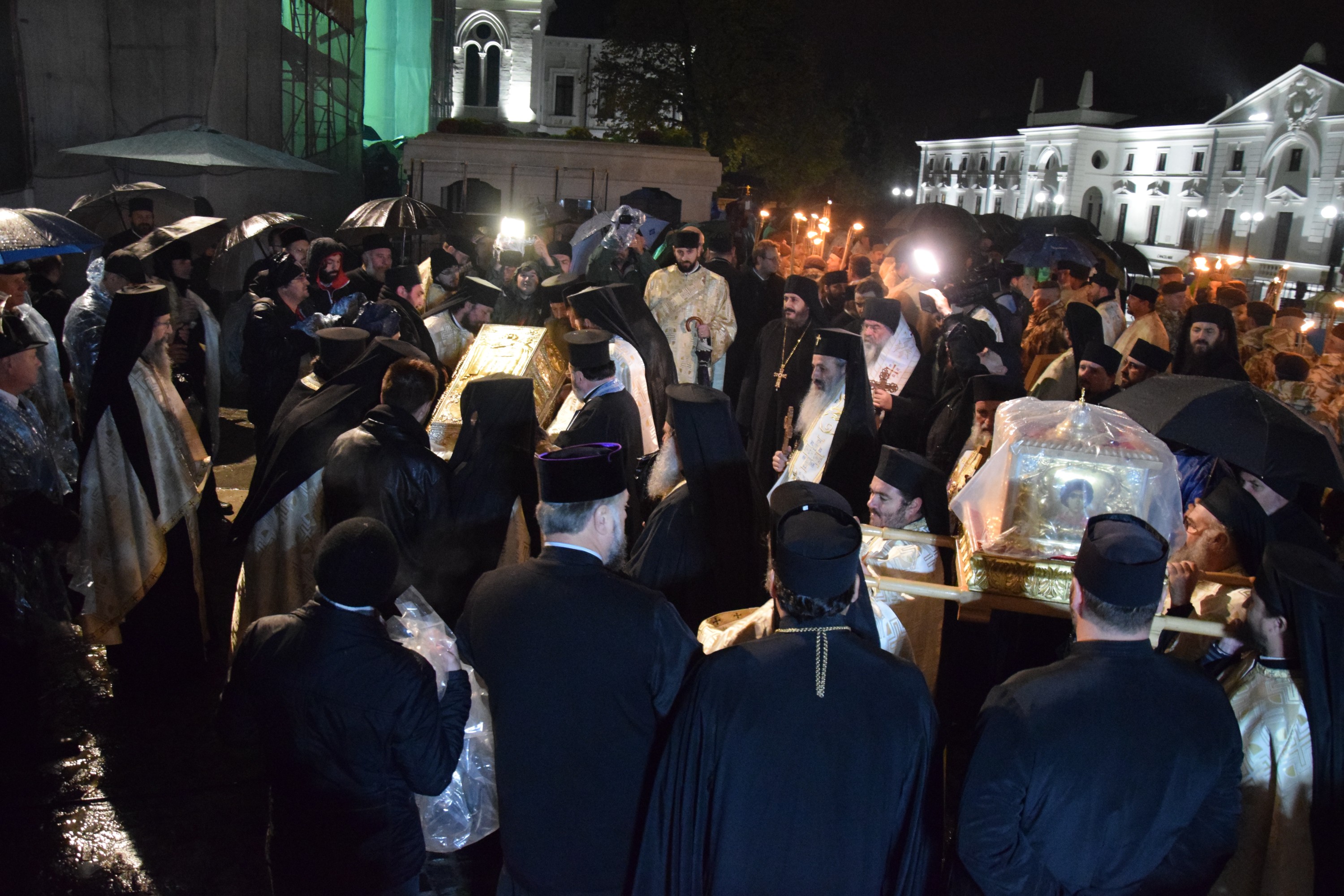 Prin frig și ploaie: pelerini din toată țara au străbătut „Calea Sfinților”