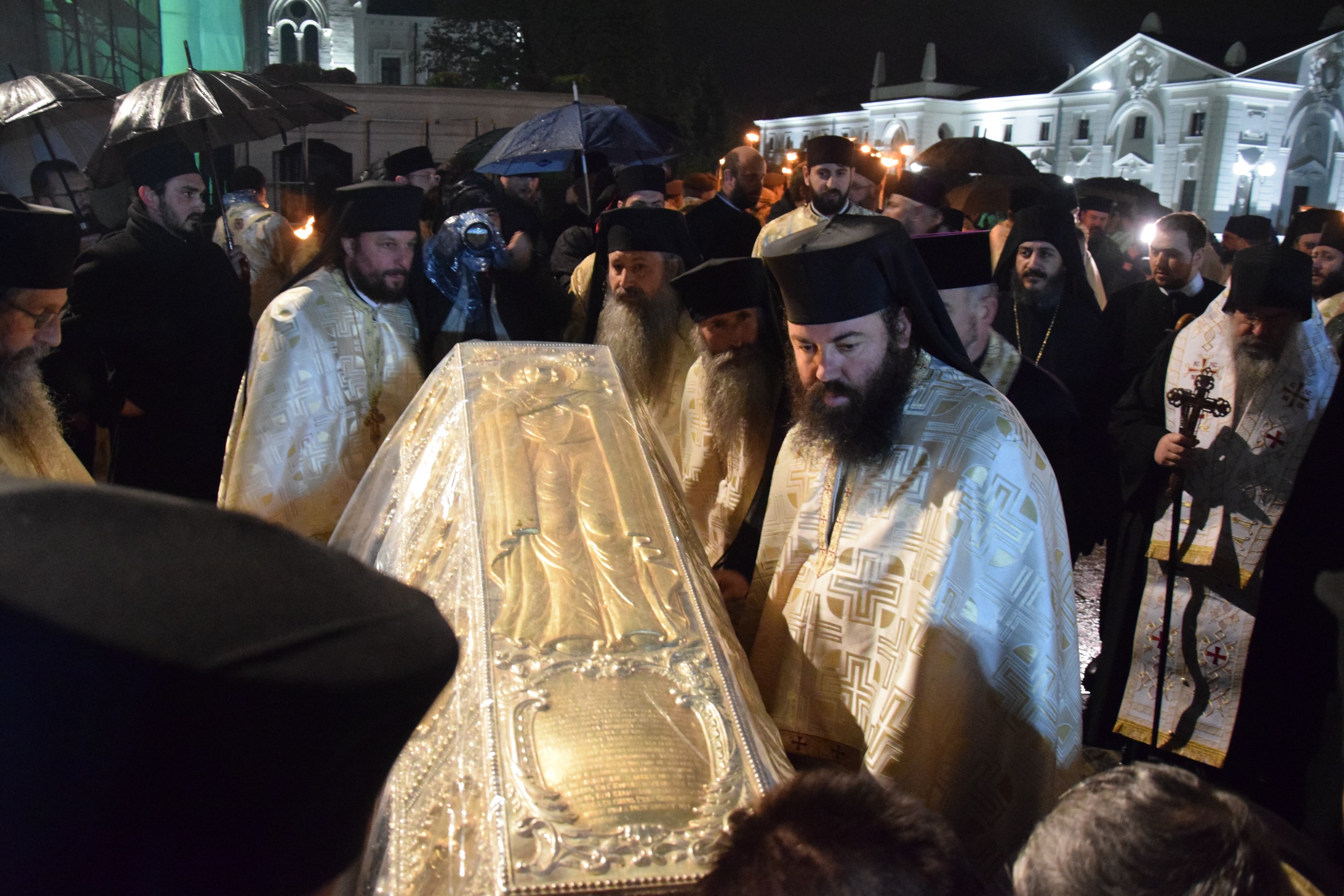 Prin frig și ploaie: pelerini din toată țara au străbătut „Calea Sfinților”