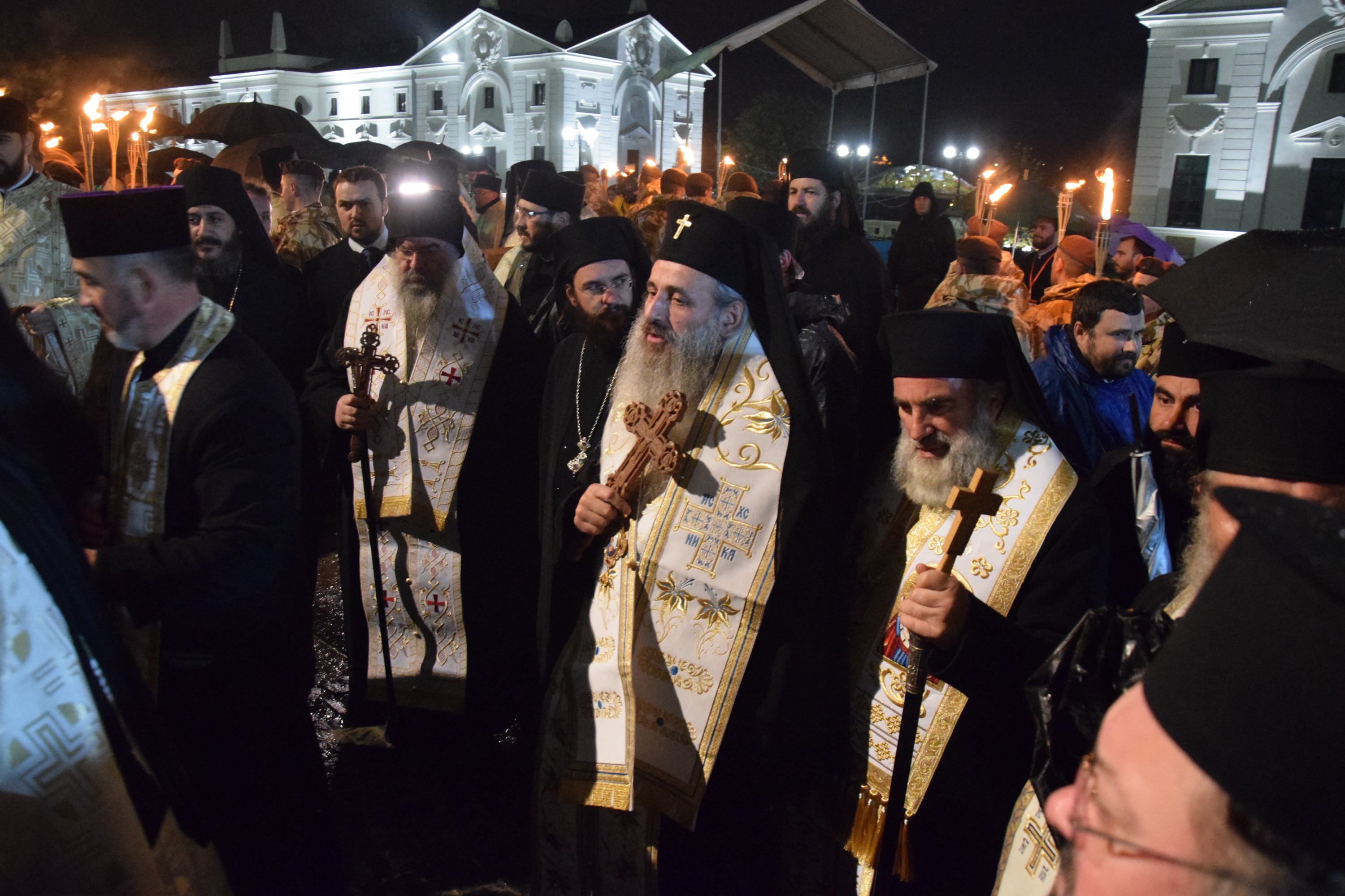 Prin frig și ploaie: pelerini din toată țara au străbătut „Calea Sfinților”