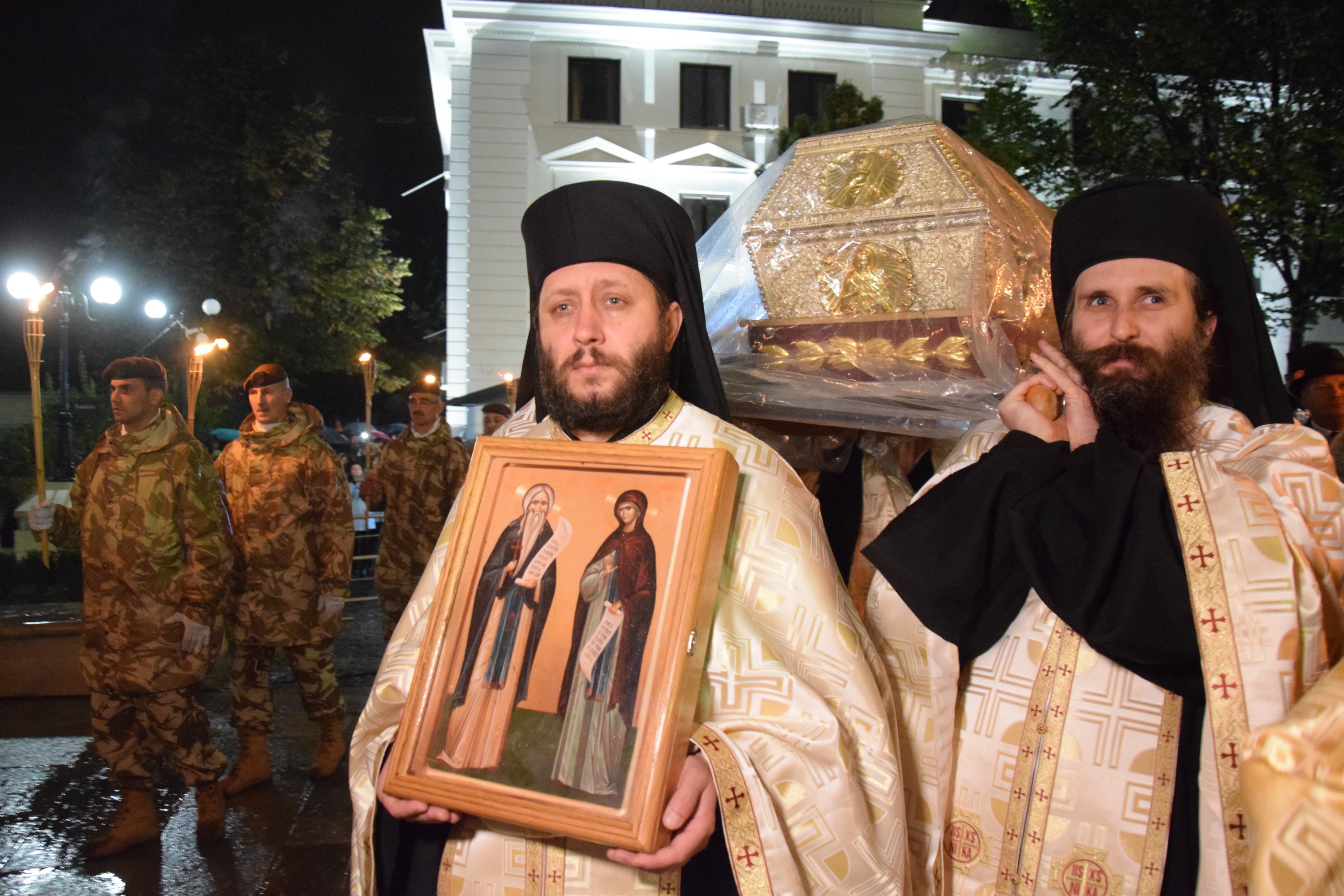 Prin frig și ploaie: pelerini din toată țara au străbătut „Calea Sfinților”