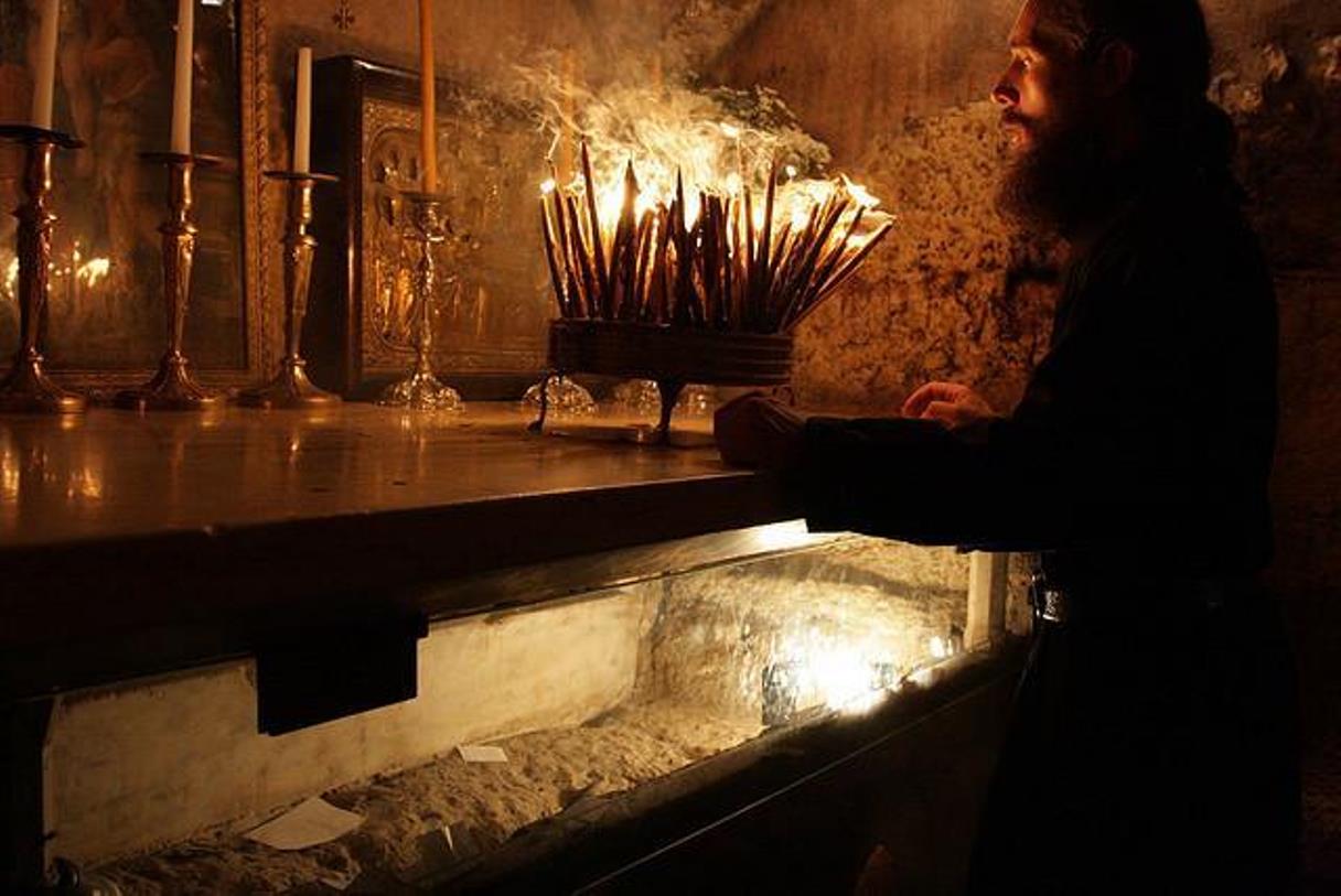 Moaştele Cuvioasei Parascheva şi mormanul de jar