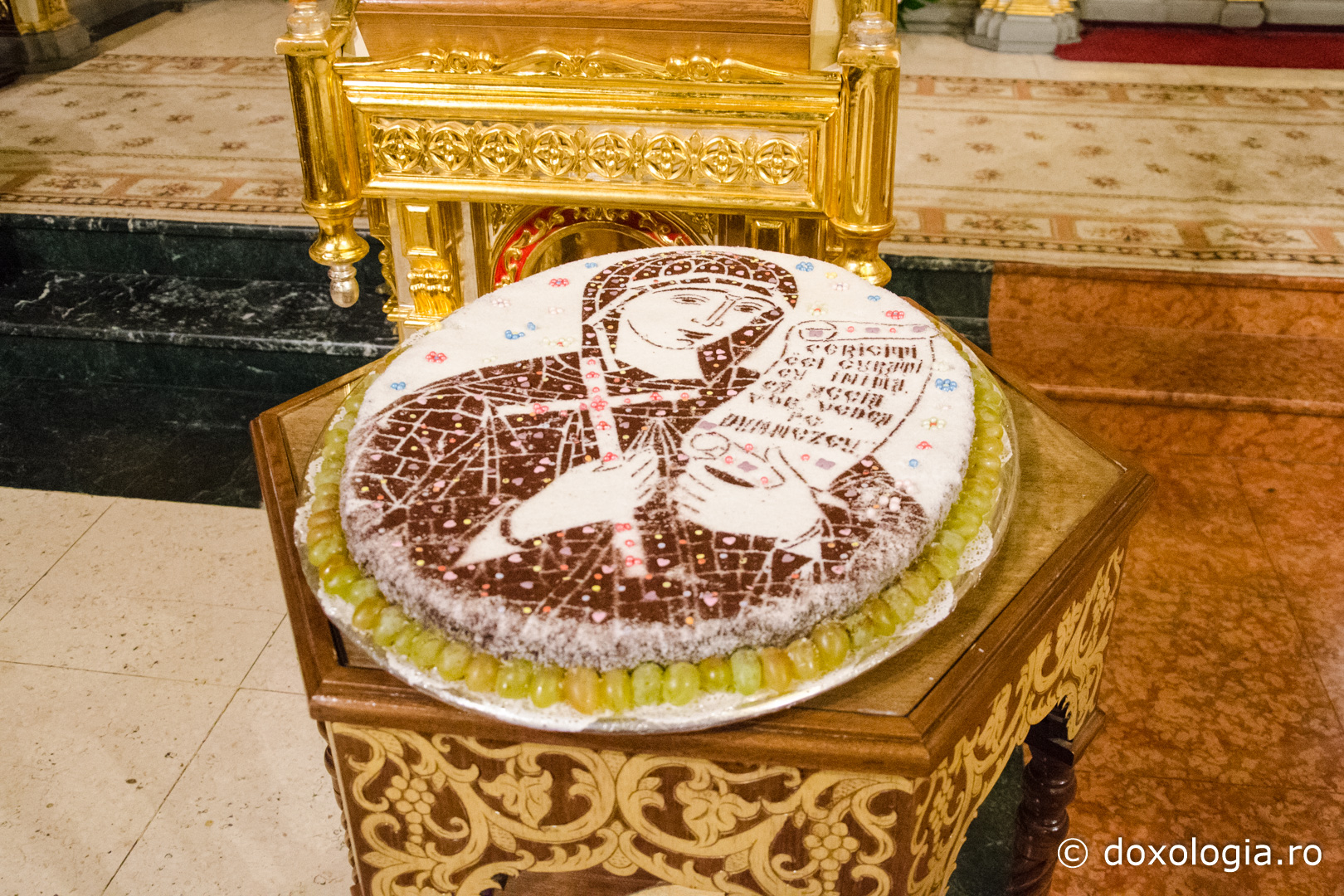 (Foto) Sfânta Liturghie arhierească în noaptea hramului Sfintei Cuvioase Parascheva - Catedrala Mitropolitană din Iaşi