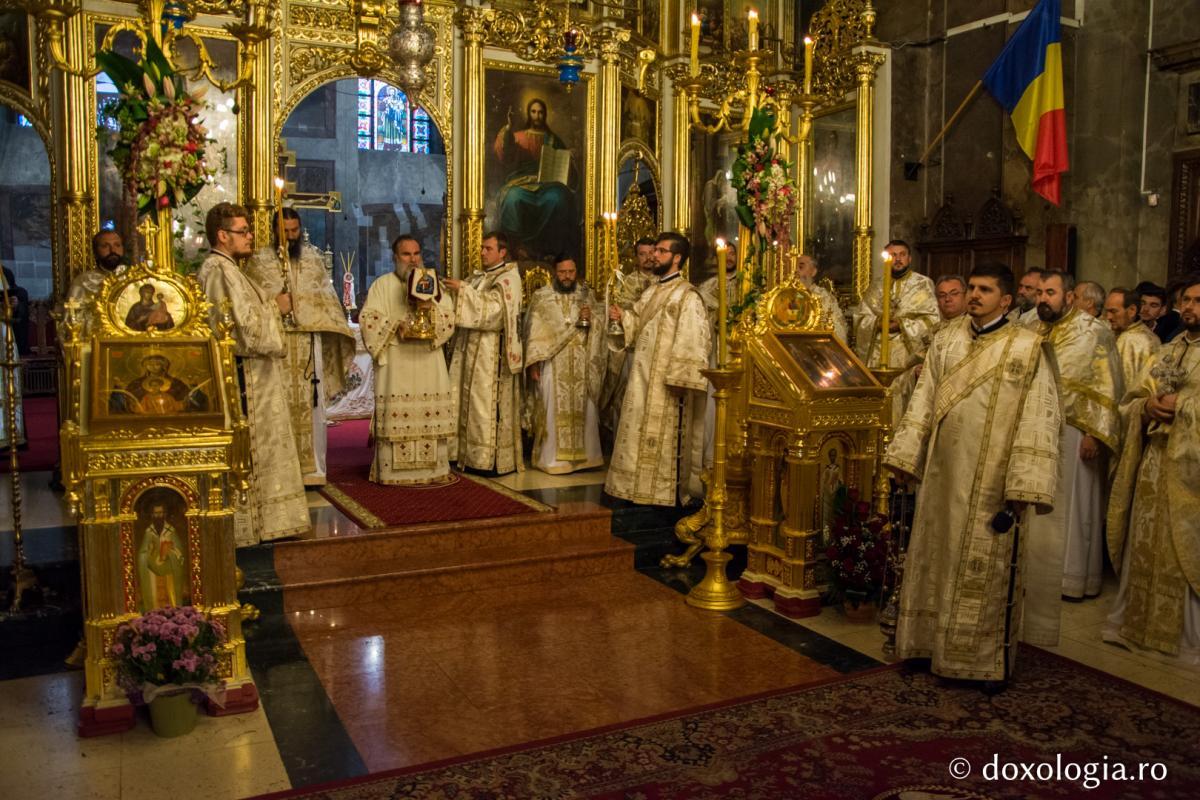 Pelerini din Arhiepiscopia Romanului şi Bacăului, la racla Sfintei Parascheva