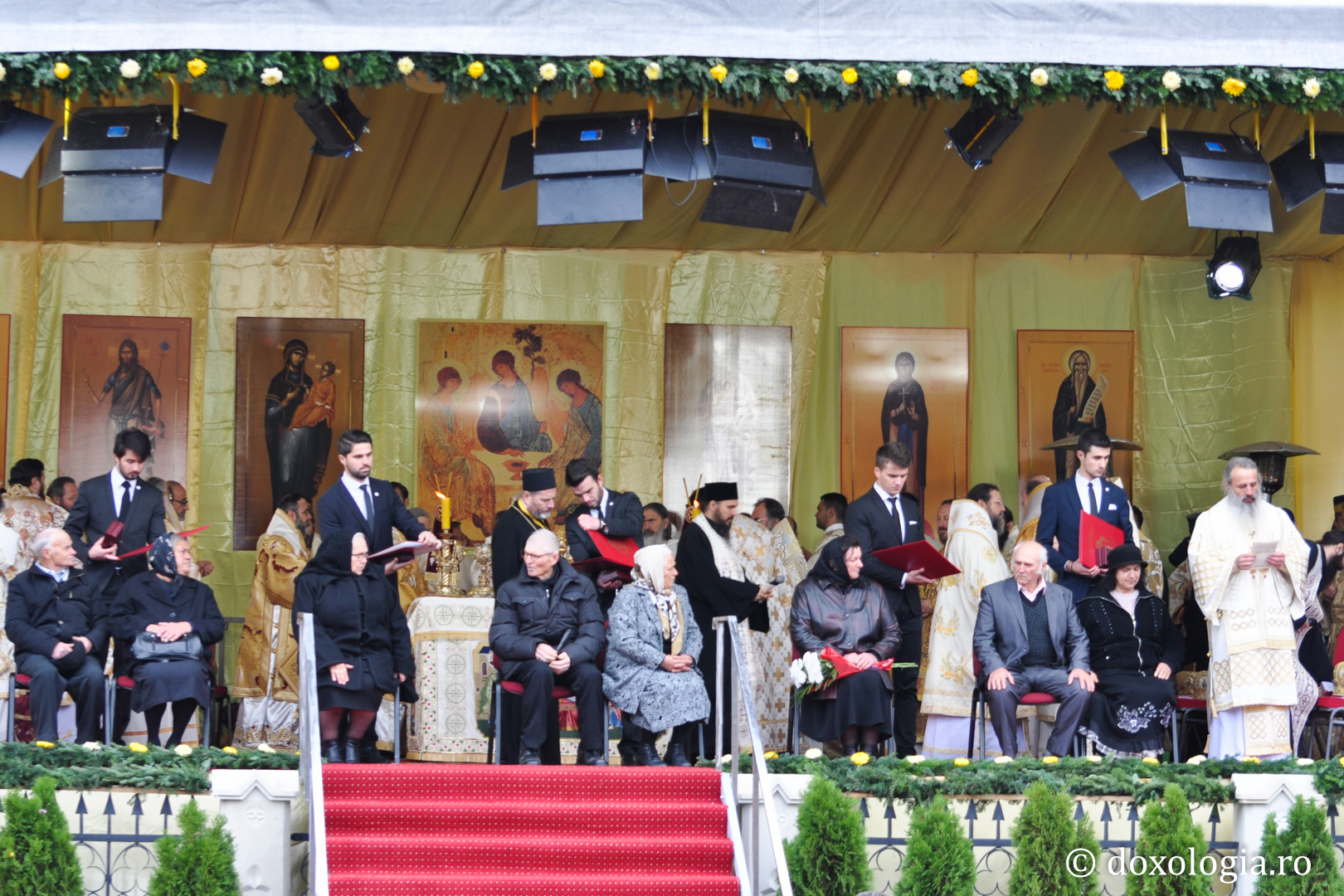 Cinci familii binecuvântate cu mulți copii au fost decorate cu distincția „Crucea Moldavă”