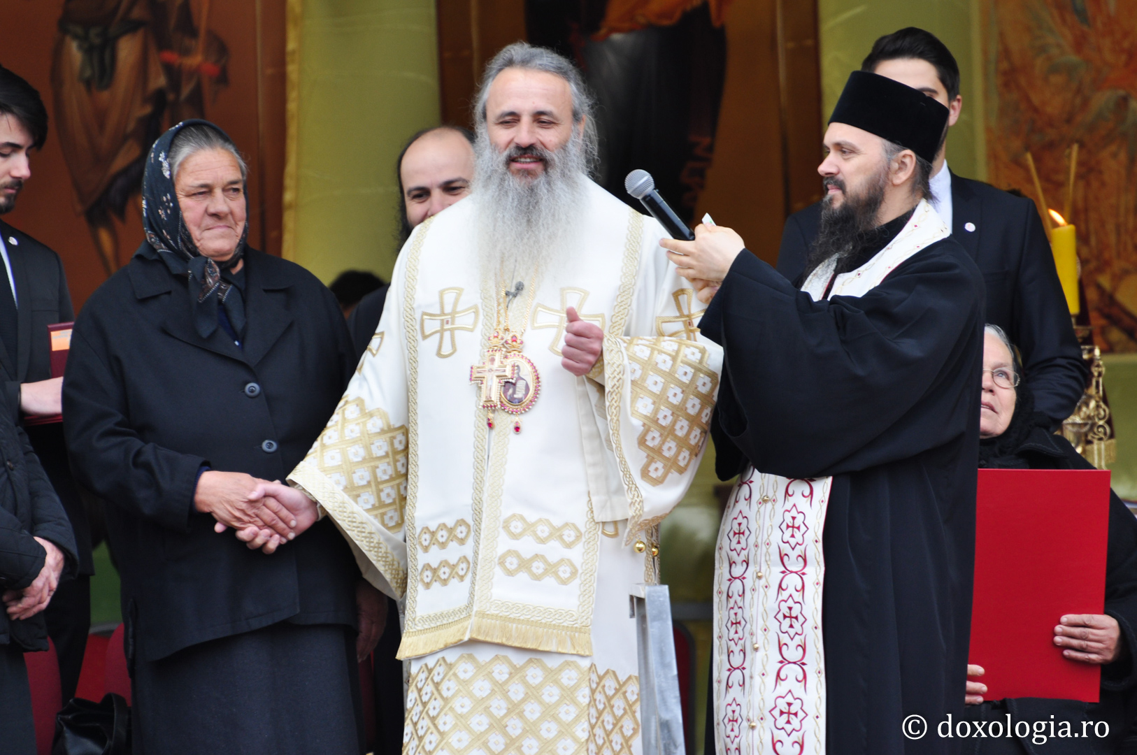 Cinci familii binecuvântate cu mulți copii au fost decorate cu distincția „Crucea Moldavă”