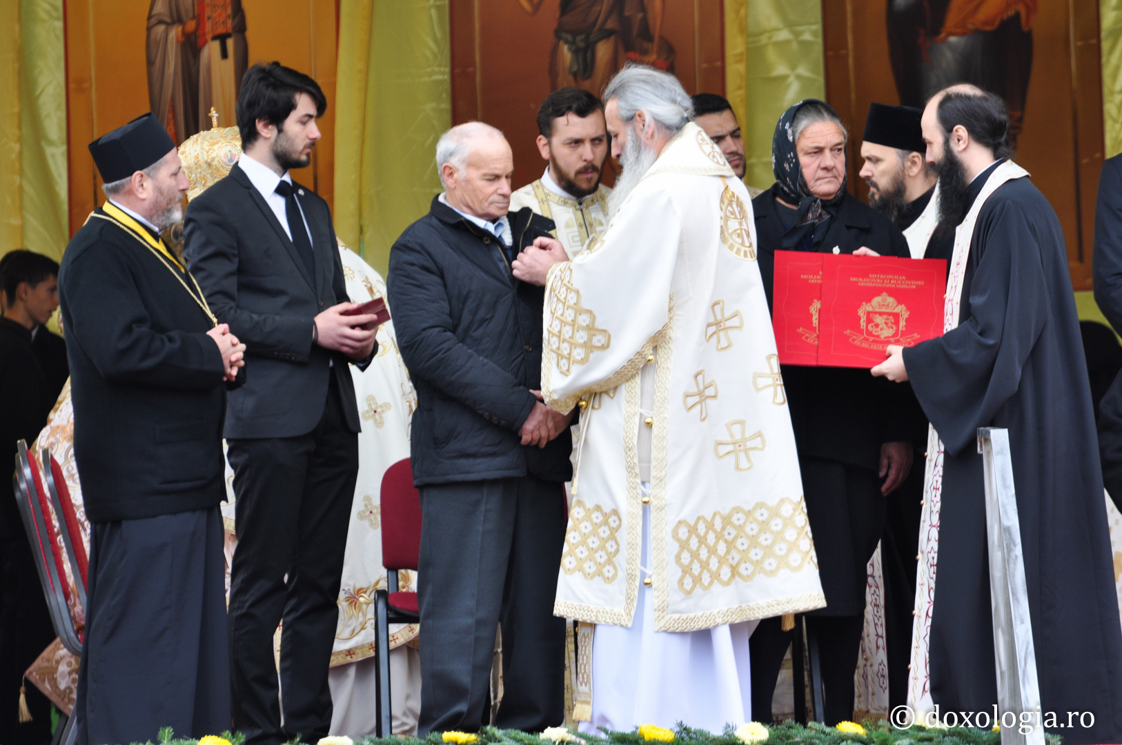 Cinci familii binecuvântate cu mulți copii au fost decorate cu distincția „Crucea Moldavă”