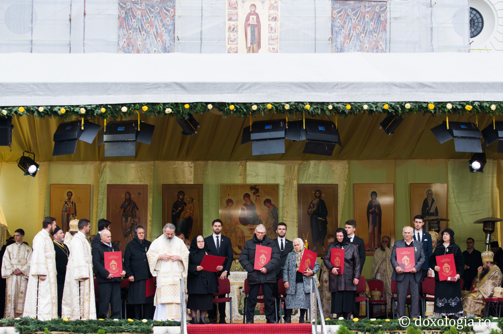 Cinci familii binecuvântate cu mulți copii au fost decorate cu distincția „Crucea Moldavă”