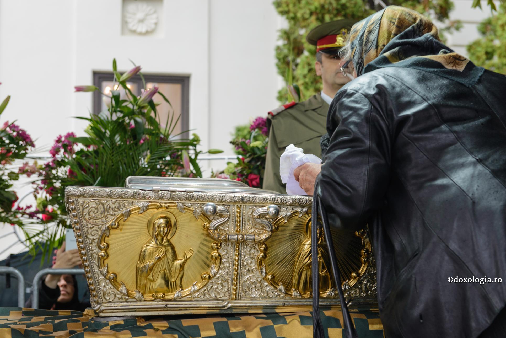 „În lupta cu cancerul am deznădăjduit de nenumărate ori, dar Sfânta Parascheva m-a vindecat!”