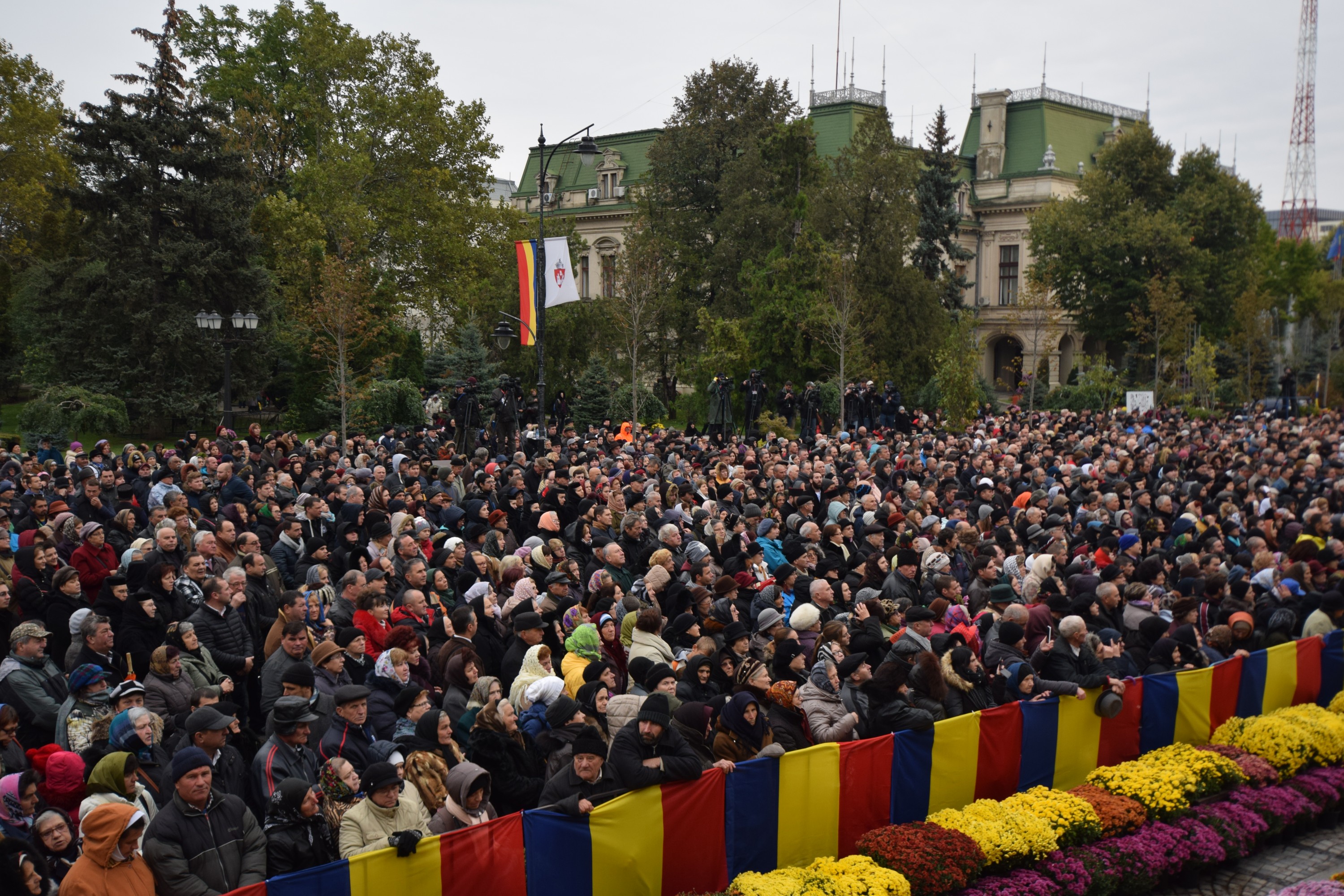 25 000 de pelerini, prezenți la Iași de ziua Sfintei Cuvioase Parascheva 25 000 de pelerini, prezenți la Iași de ziua Sfintei Cuvioase Parascheva