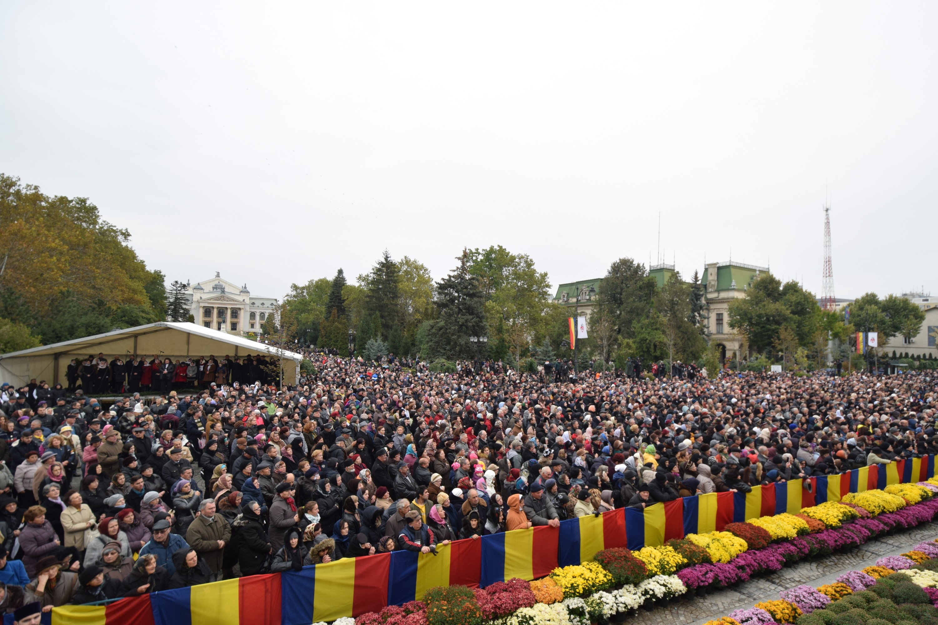 25 000 de pelerini, prezenți la Iași de ziua Sfintei Cuvioase Parascheva 25 000 de pelerini, prezenți la Iași de ziua Sfintei Cuvioase Parascheva