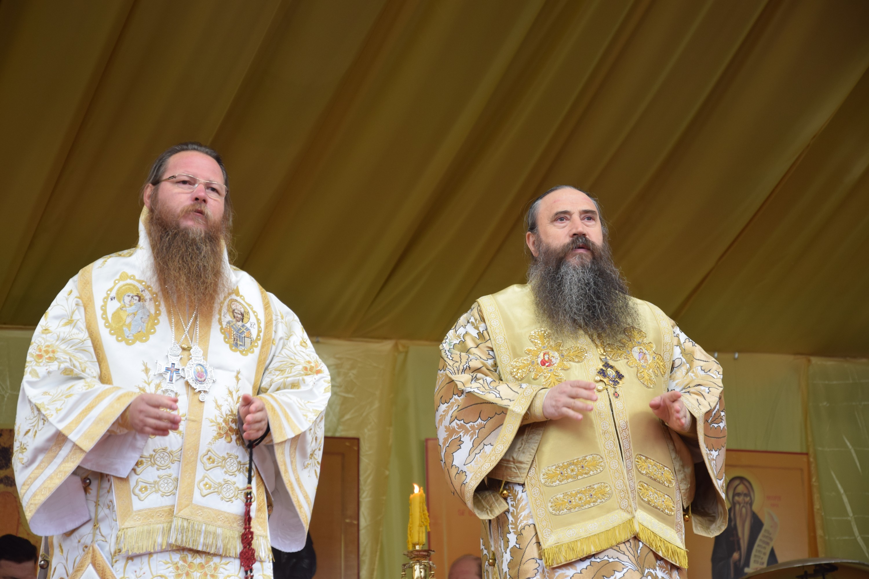 25 000 de pelerini, prezenți la Iași de ziua Sfintei Cuvioase Parascheva 25 000 de pelerini, prezenți la Iași de ziua Sfintei Cuvioase Parascheva
