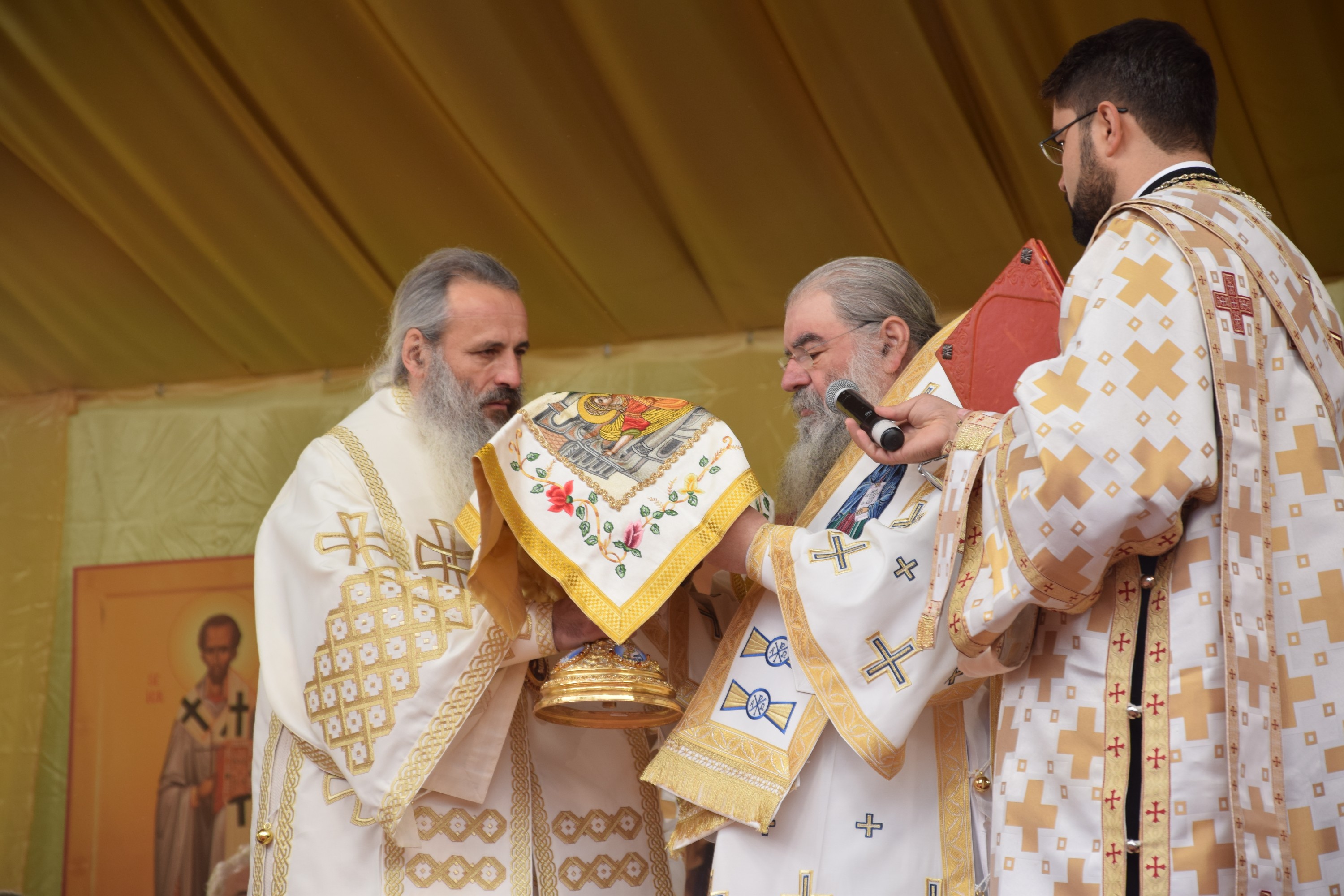 25 000 de pelerini, prezenți la Iași de ziua Sfintei Cuvioase Parascheva 25 000 de pelerini, prezenți la Iași de ziua Sfintei Cuvioase Parascheva