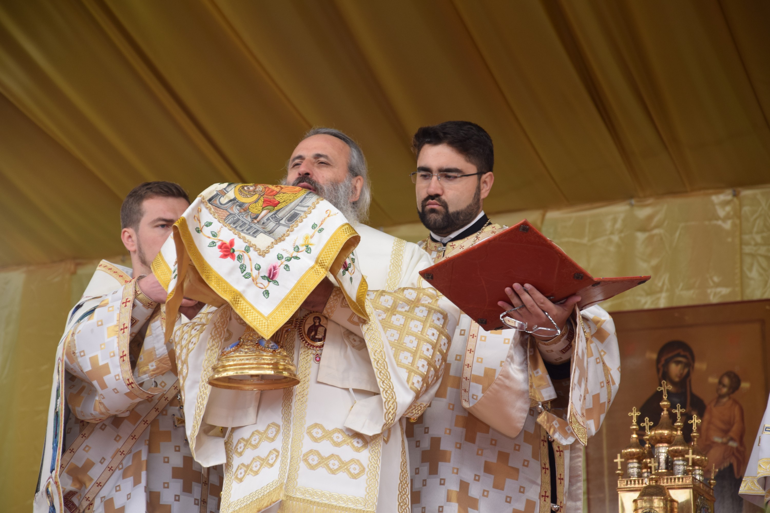 25 000 de pelerini, prezenți la Iași de ziua Sfintei Cuvioase Parascheva 25 000 de pelerini, prezenți la Iași de ziua Sfintei Cuvioase Parascheva
