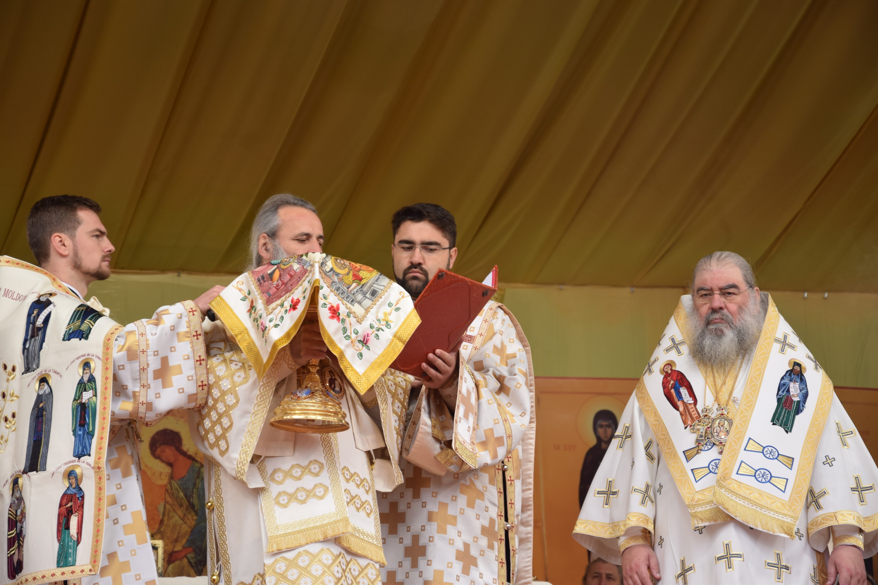 25 000 de pelerini, prezenți la Iași de ziua Sfintei Cuvioase Parascheva 25 000 de pelerini, prezenți la Iași de ziua Sfintei Cuvioase Parascheva