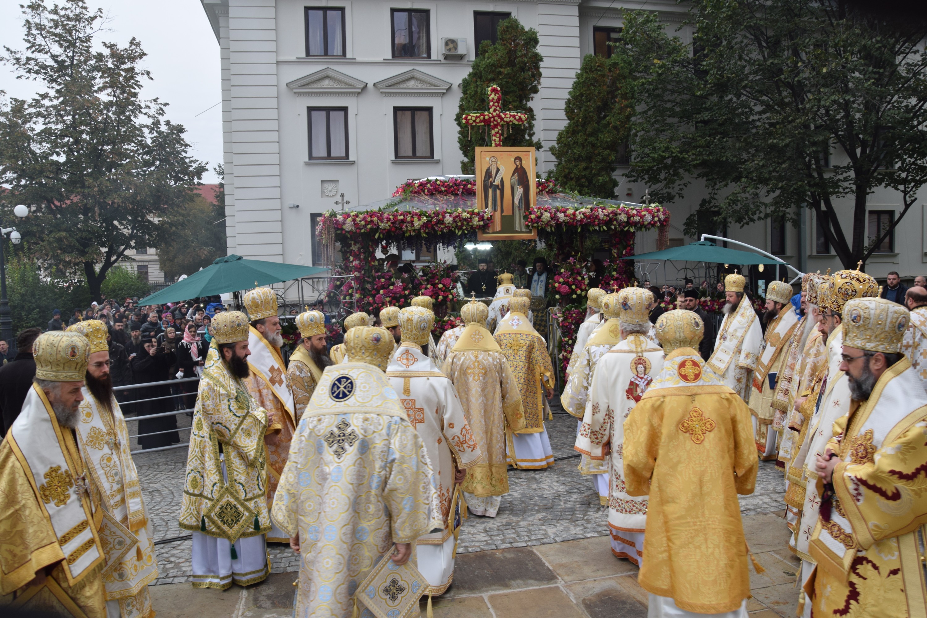25 000 de pelerini, prezenți la Iași de ziua Sfintei Cuvioase Parascheva 25 000 de pelerini, prezenți la Iași de ziua Sfintei Cuvioase Parascheva