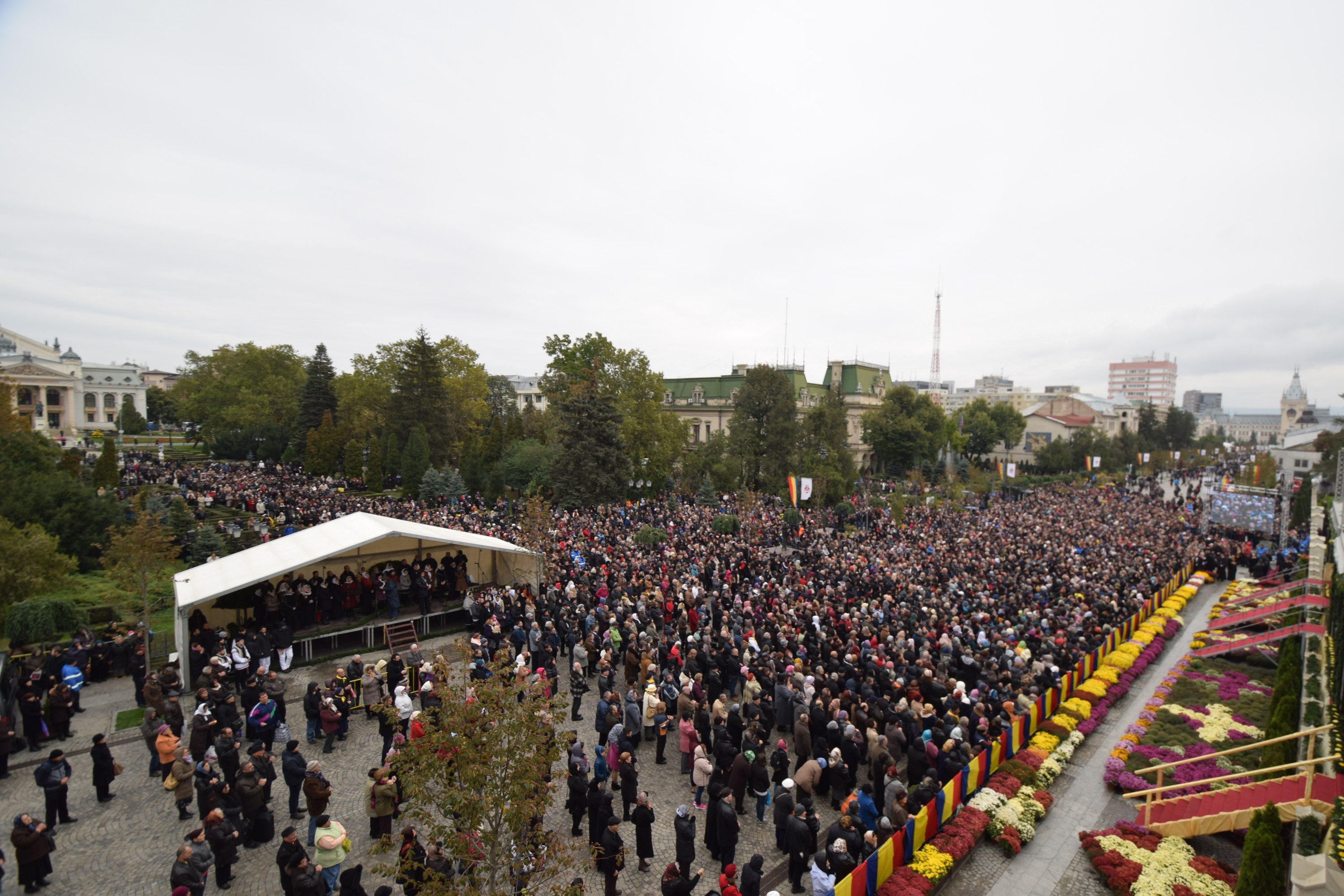 25 000 de pelerini, prezenți la Iași de ziua Sfintei Cuvioase Parascheva 25 000 de pelerini, prezenți la Iași de ziua Sfintei Cuvioase Parascheva