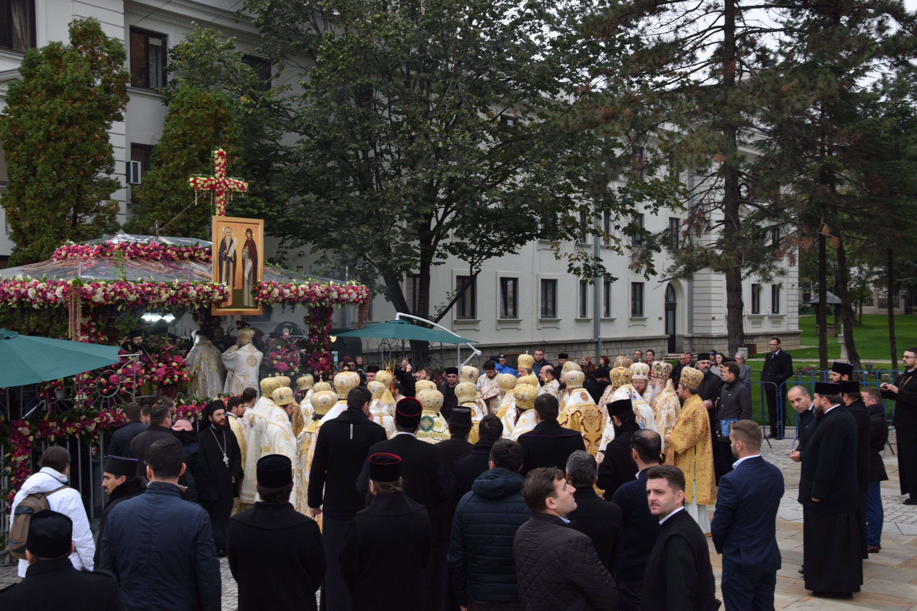 25 000 de pelerini, prezenți la Iași de ziua Sfintei Cuvioase Parascheva 25 000 de pelerini, prezenți la Iași de ziua Sfintei Cuvioase Parascheva