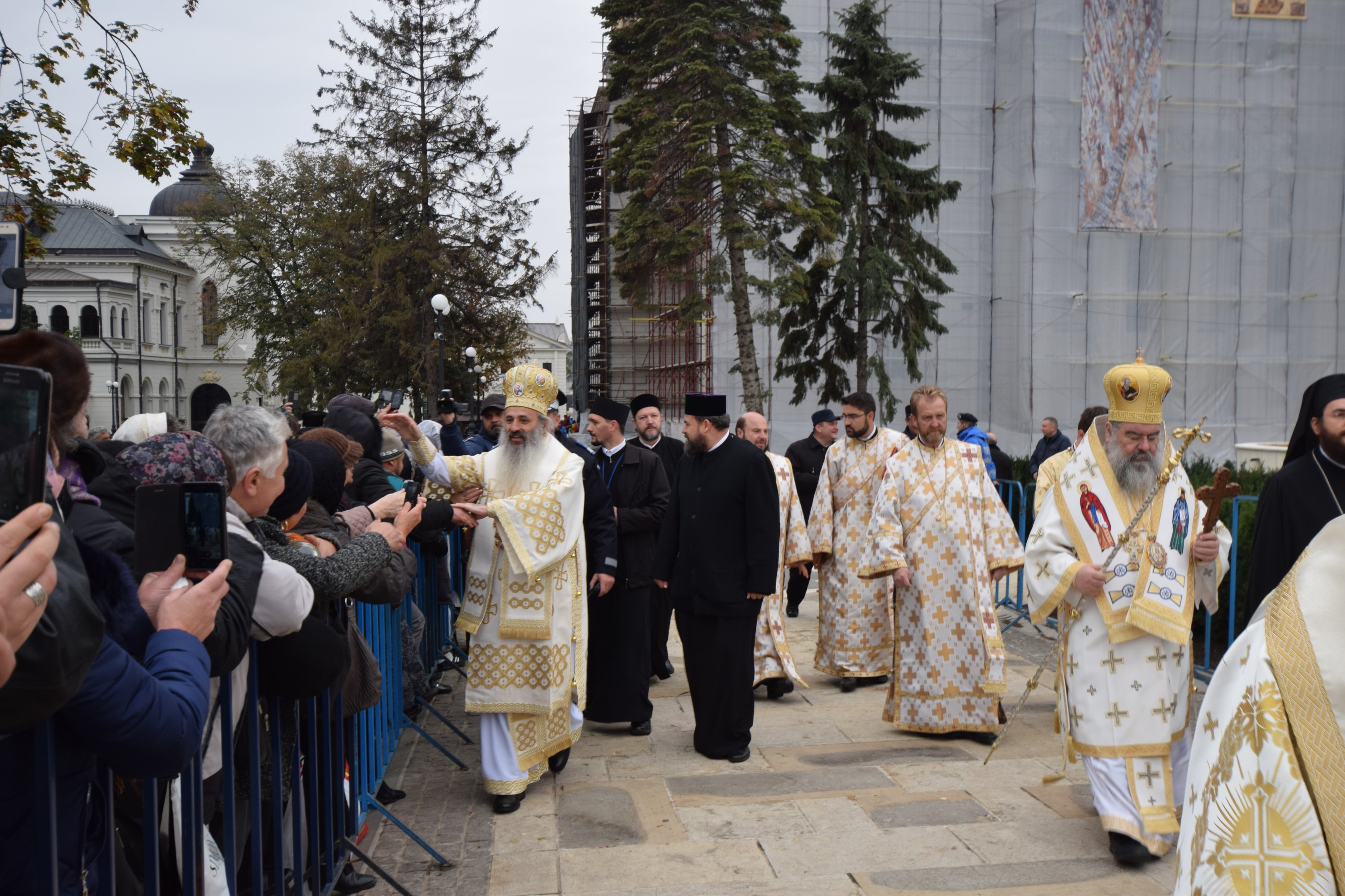 25 000 de pelerini, prezenți la Iași de ziua Sfintei Cuvioase Parascheva 25 000 de pelerini, prezenți la Iași de ziua Sfintei Cuvioase Parascheva