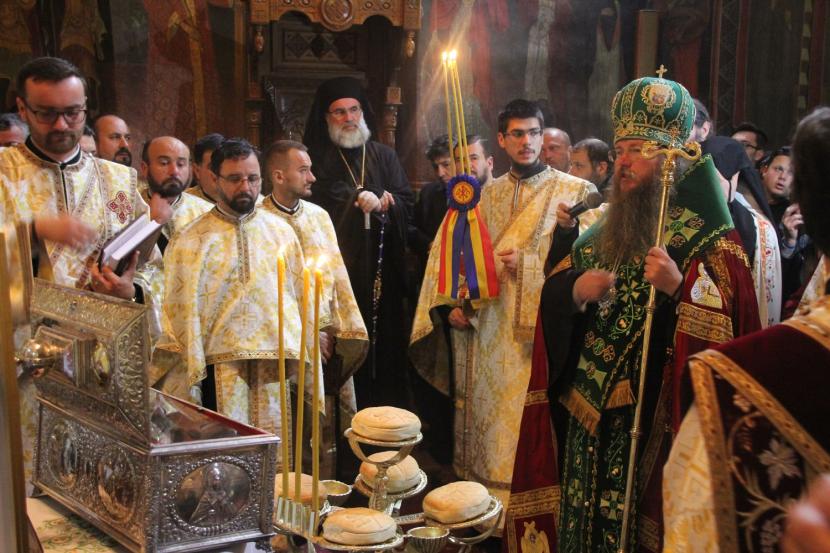 Ajun de sărbătoare la Catedrala Arhiepiscopală din Roman Ajun de sărbătoare la Catedrala Arhiepiscopală din Roman