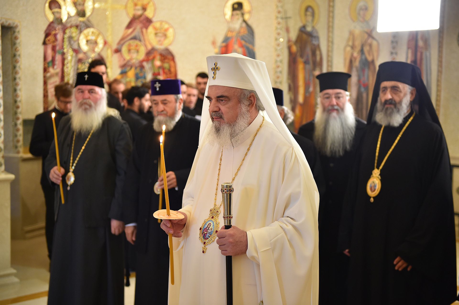 Ierarhii Sfântului Sinod s-au rugat pentru victimele din clubul Colectiv