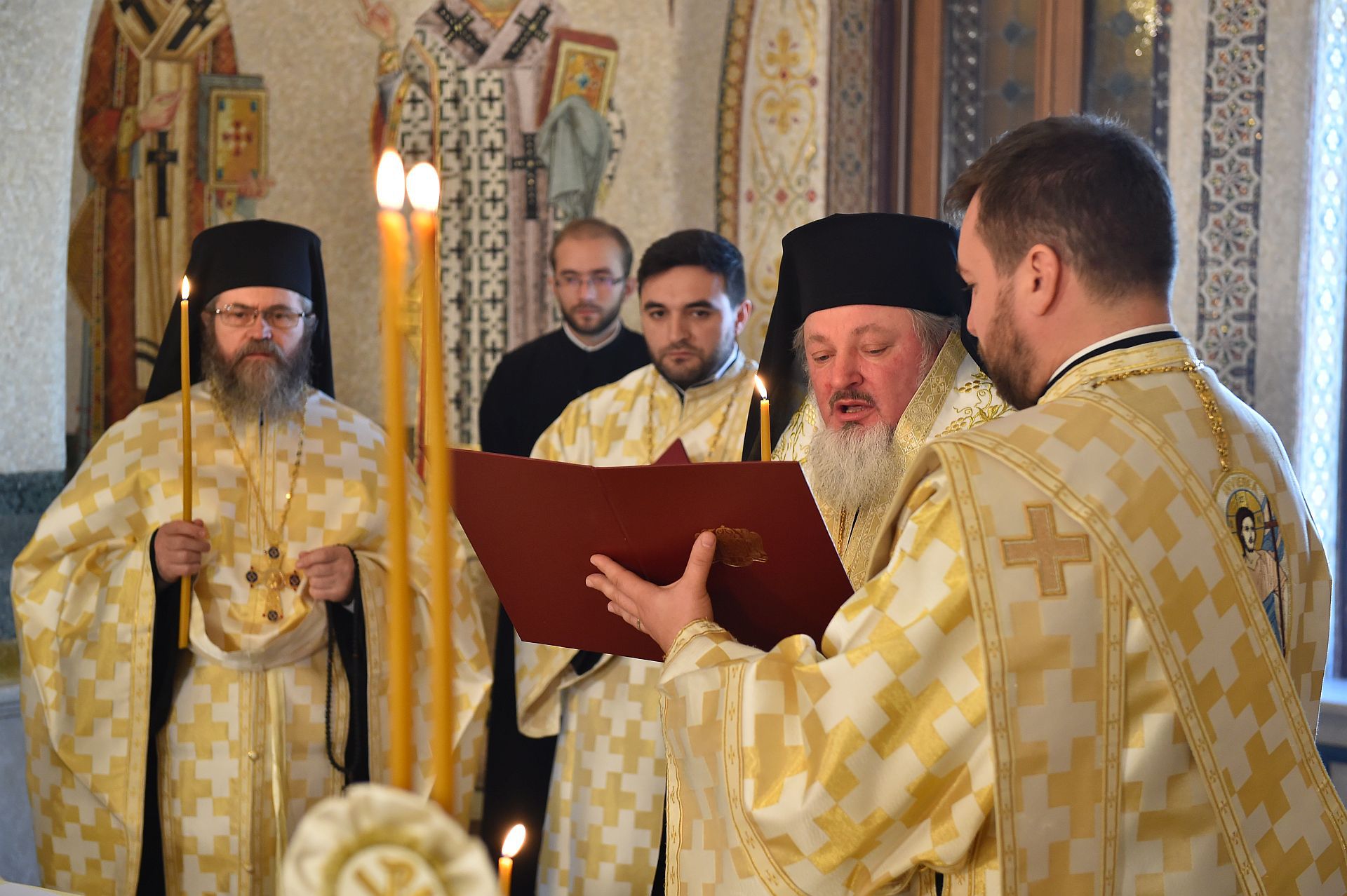 Ierarhii Sfântului Sinod s-au rugat pentru victimele din clubul Colectiv