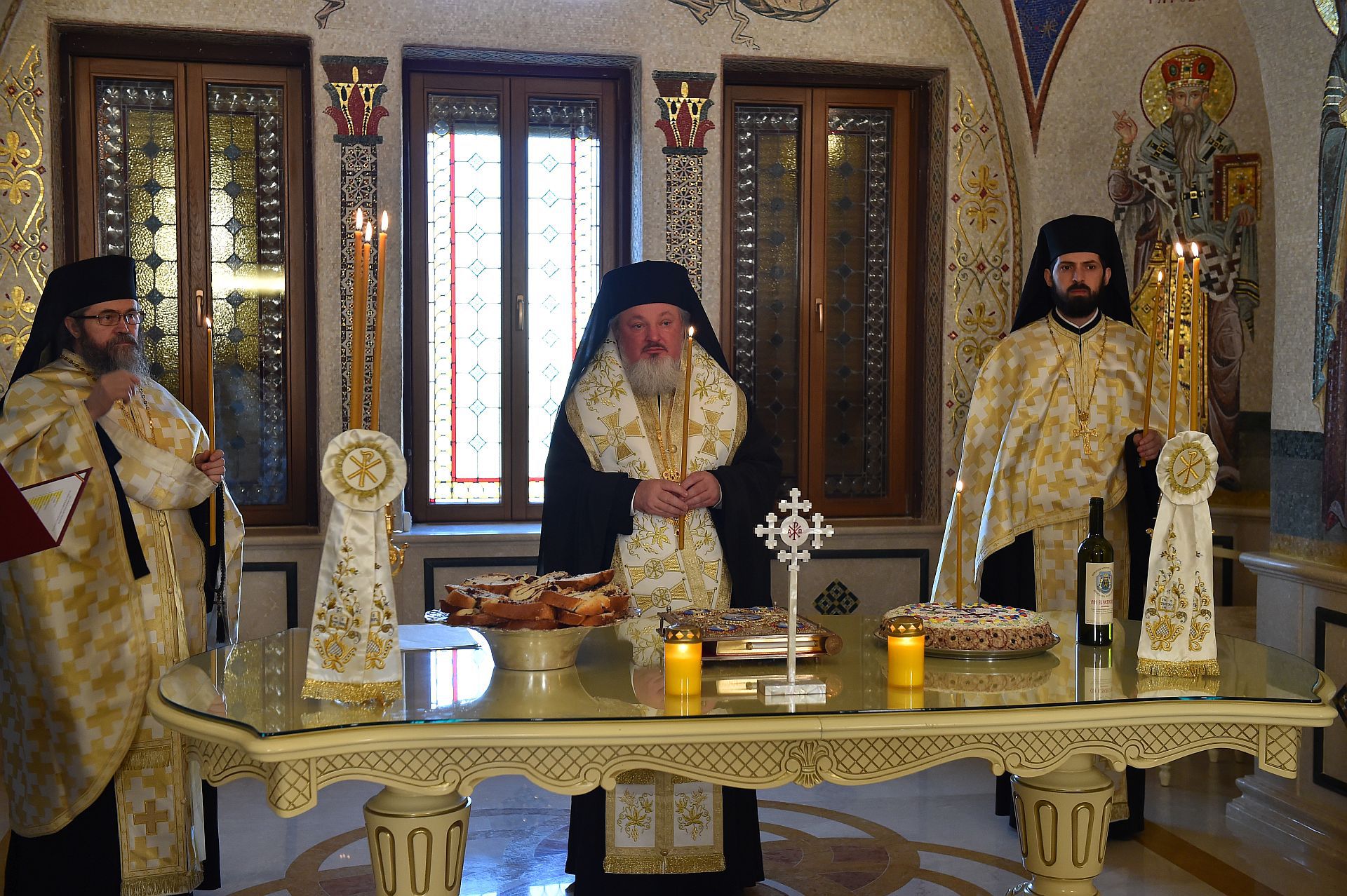 Ierarhii Sfântului Sinod s-au rugat pentru victimele din clubul Colectiv