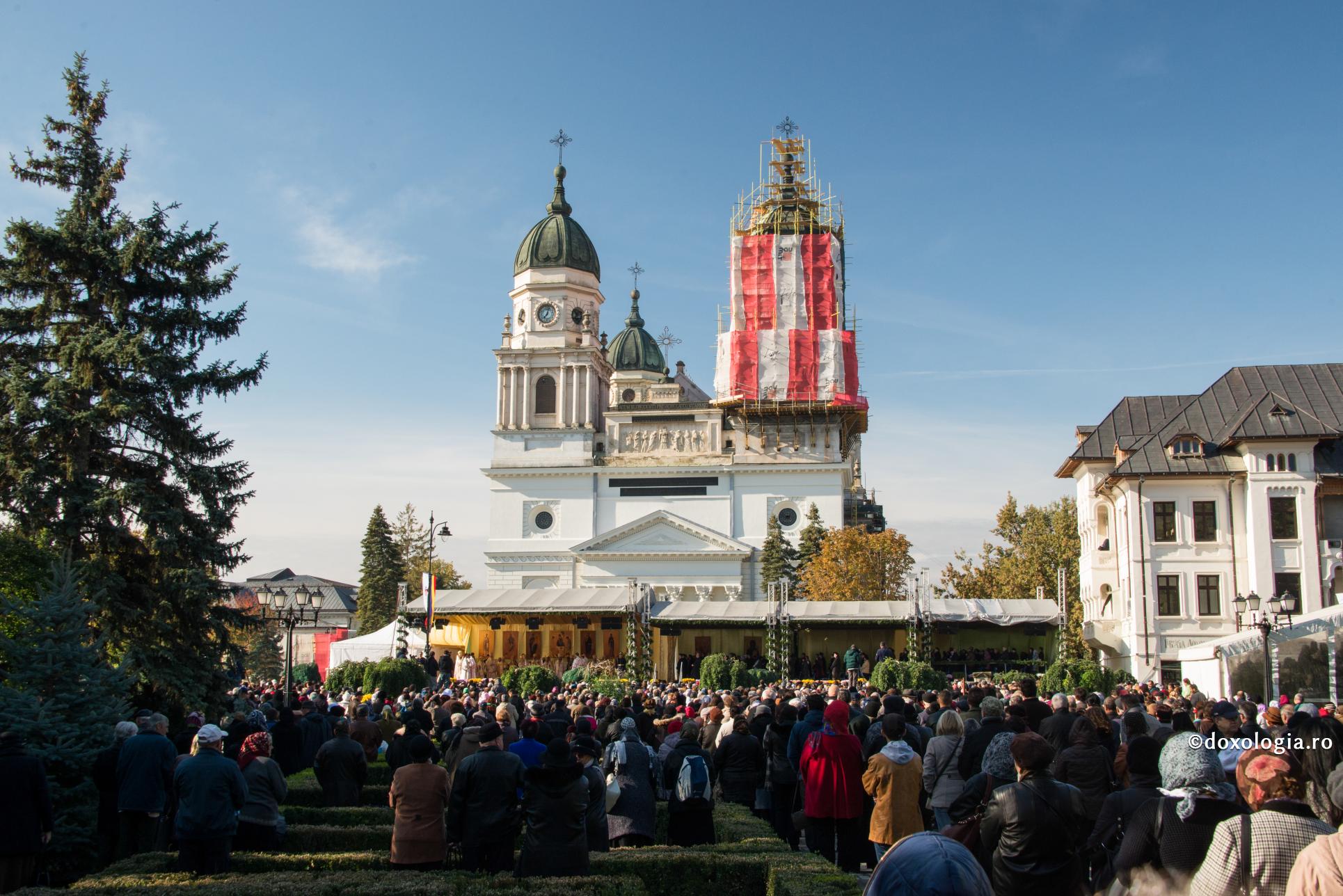Sfânta Liturghie la Hramul Sfintei Cuvioase Parascheva 2016 ‒ Soborul ierarhilor slujitori