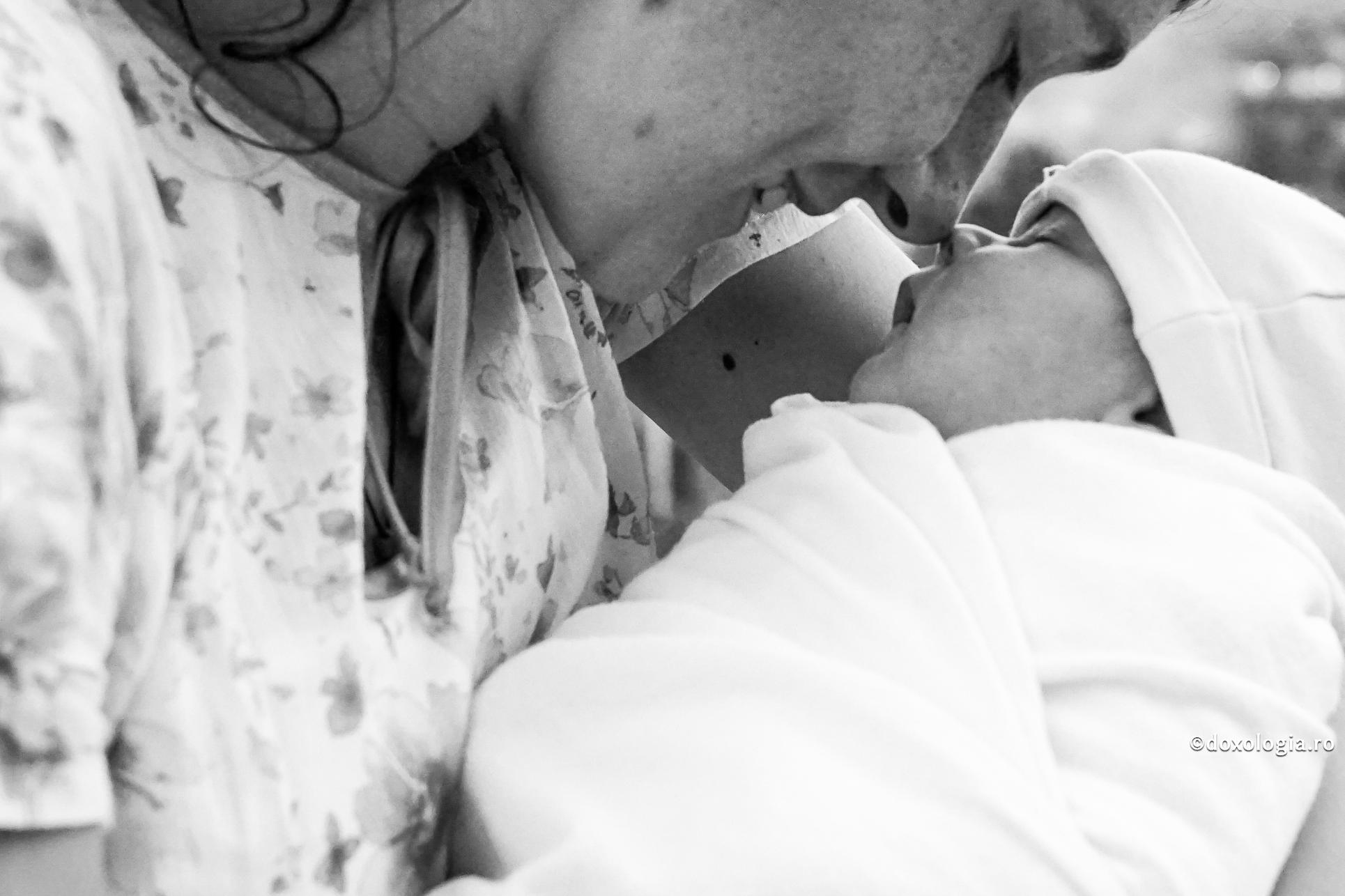 Mama îl învaţă pe copil primele rugăciuni