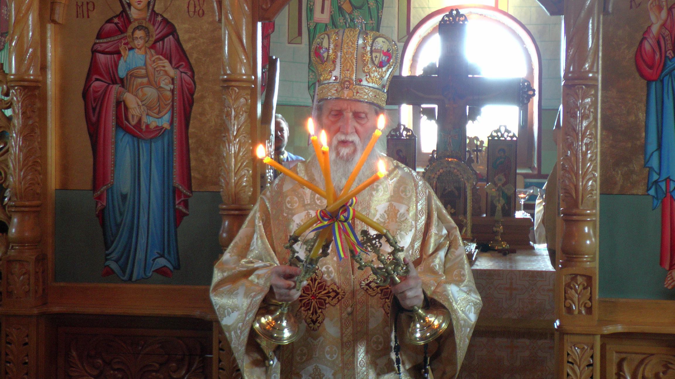 Liturghii arhiereşti la Mănăstirea Groşi şi Parohia Botuş