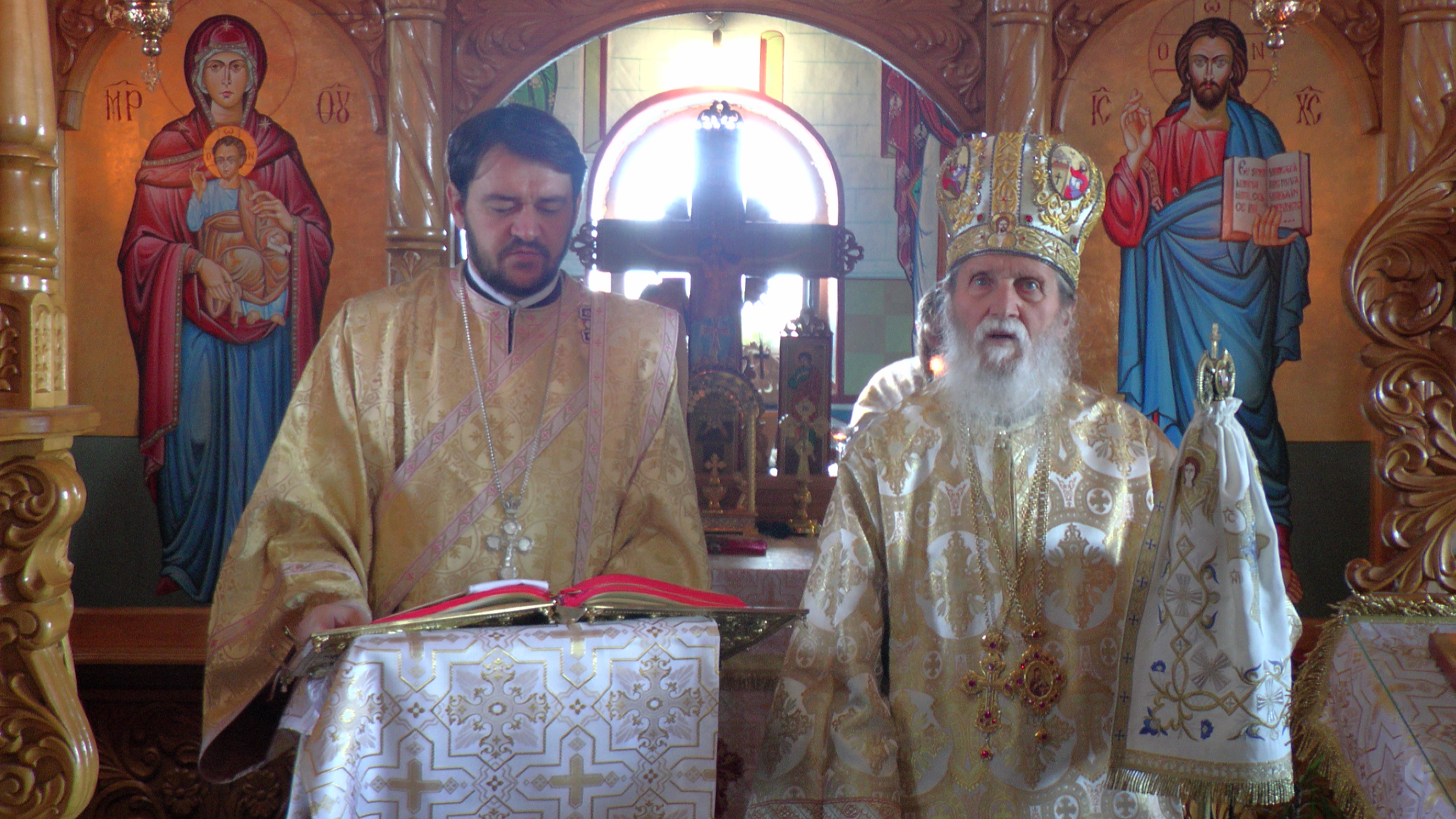 Liturghii arhiereşti la Mănăstirea Groşi şi Parohia Botuş