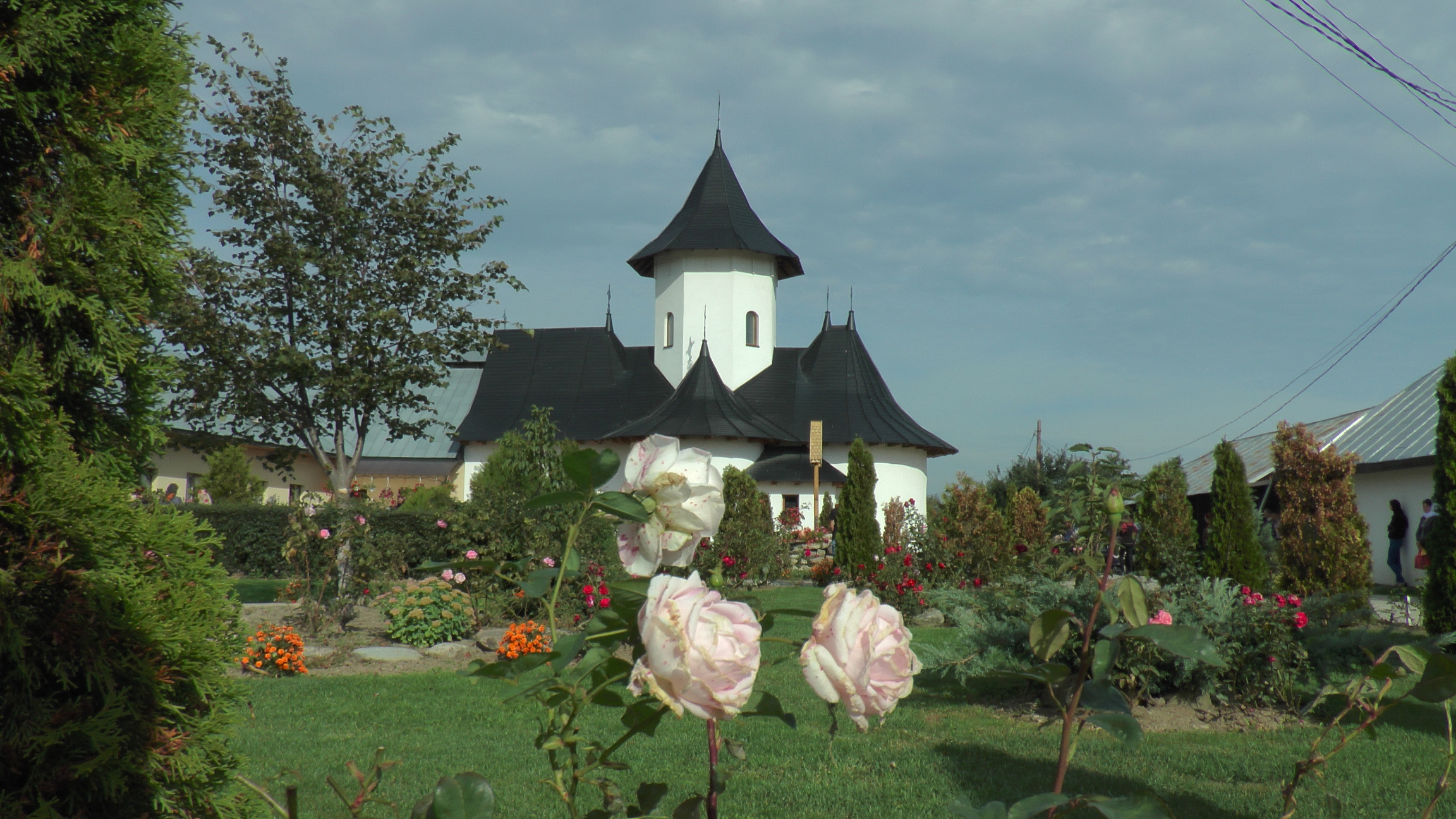 Liturghii arhiereşti la Mănăstirea Groşi şi Parohia Botuş