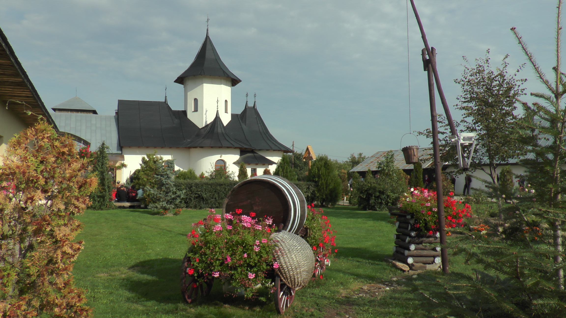 Liturghii arhiereşti la Mănăstirea Groşi şi Parohia Botuş