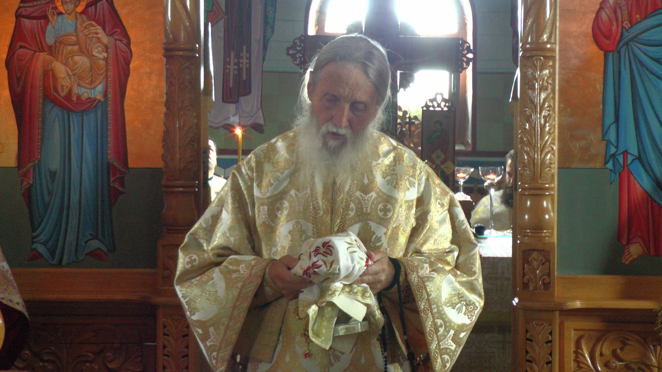 Liturghii arhiereşti la Mănăstirea Groşi şi Parohia Botuş