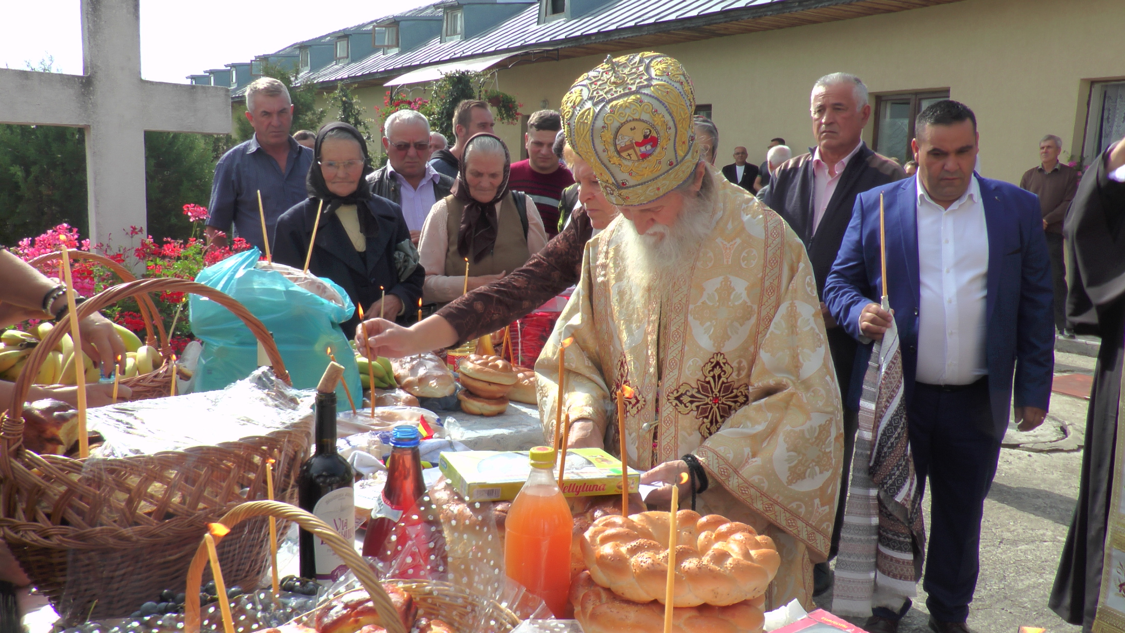 Liturghii arhiereşti la Mănăstirea Groşi şi Parohia Botuş
